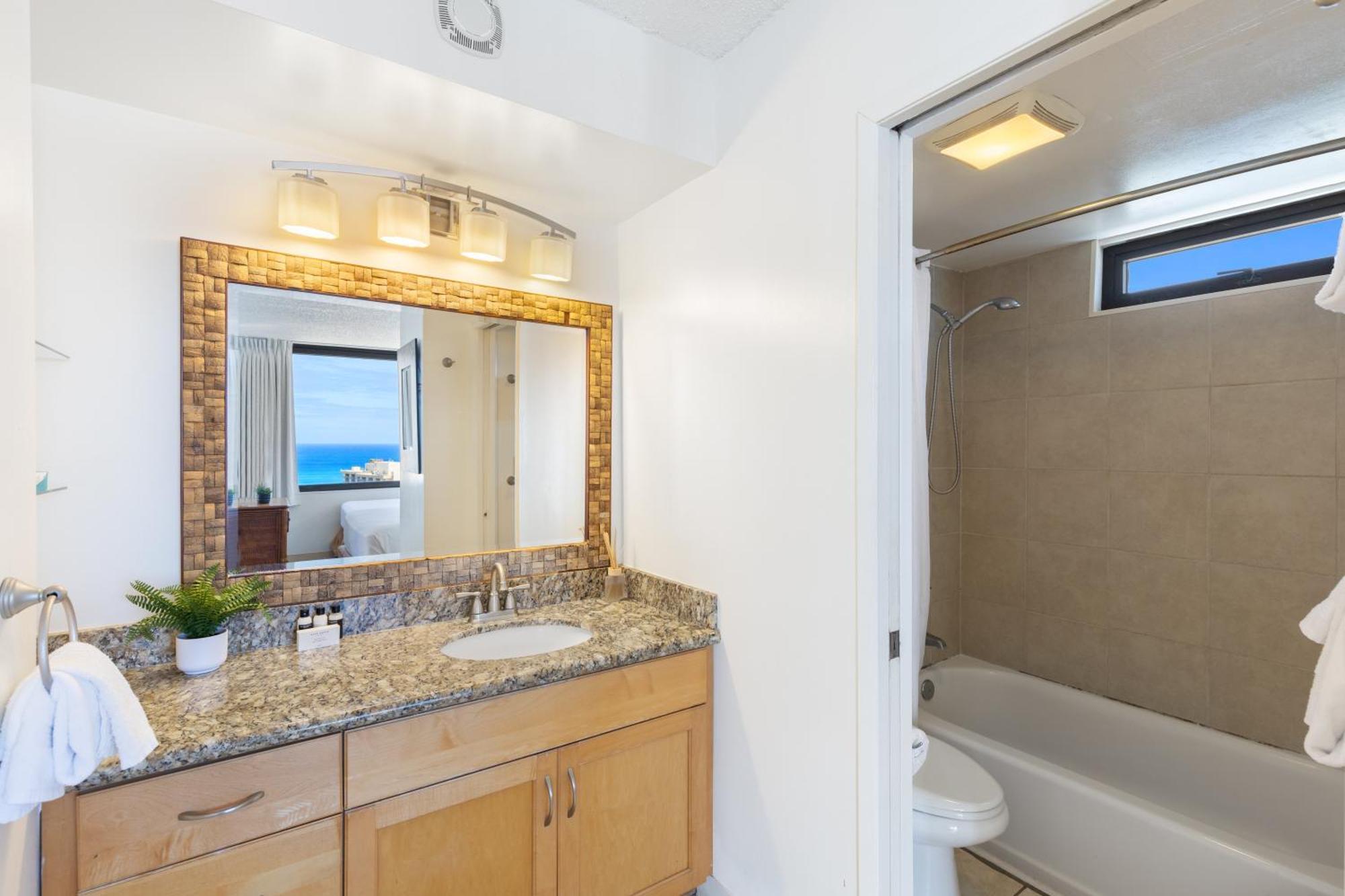 Beautifully Renovated 32nd Floor Deluxe Ocean View Waikiki Apartment *
