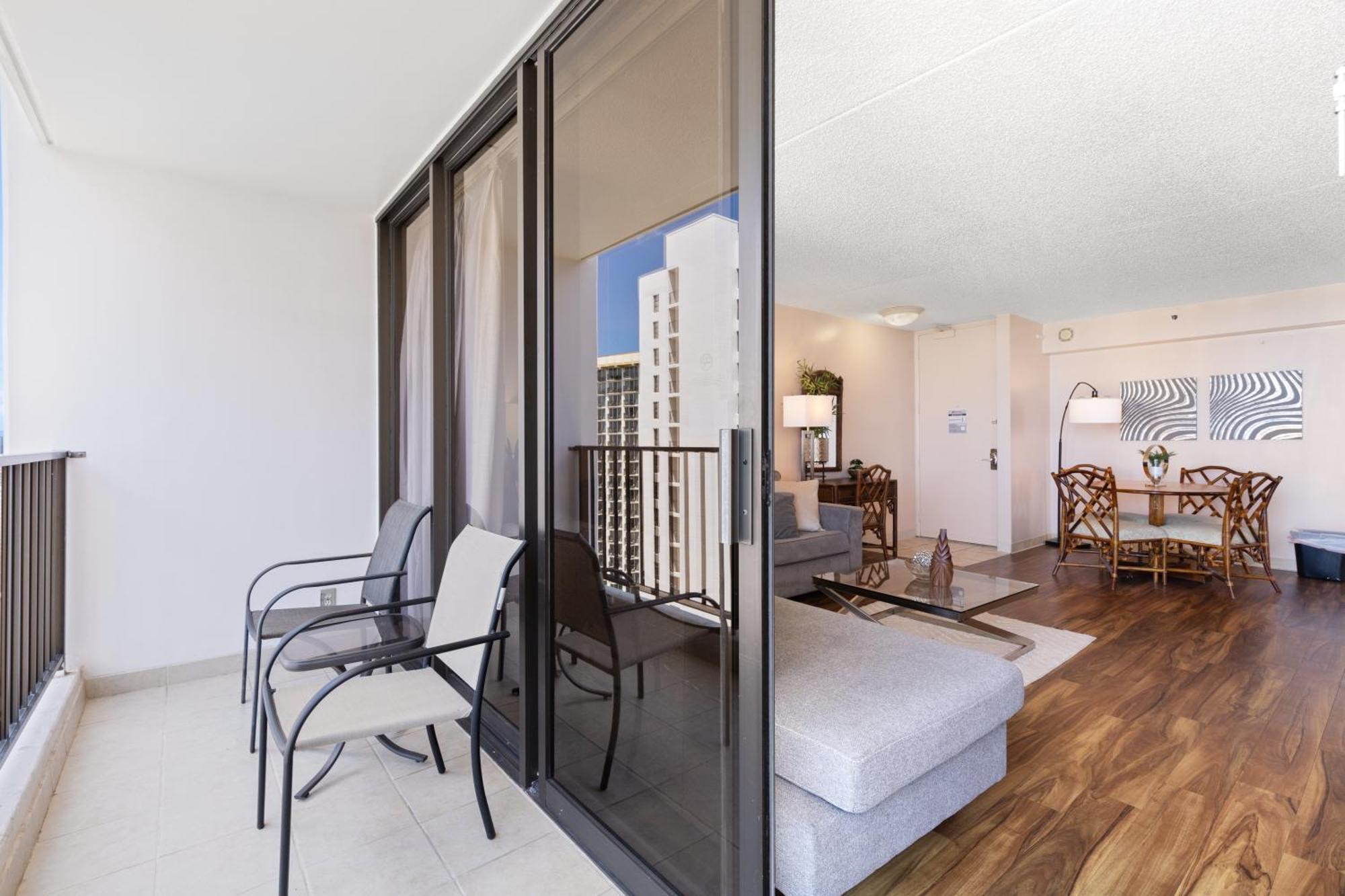 Beautifully Renovated 32nd Floor Deluxe Ocean View Waikiki Apartment Honolulu