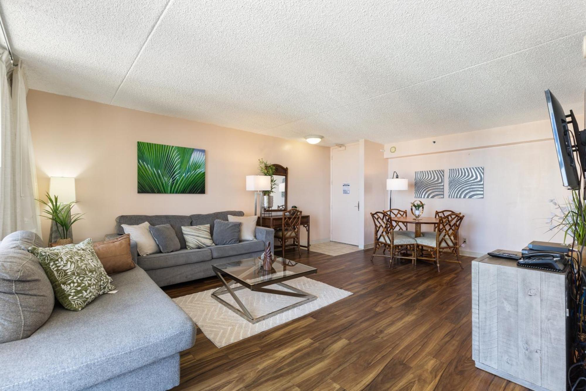 Beautifully Renovated 32nd Floor Deluxe Ocean View Waikiki *