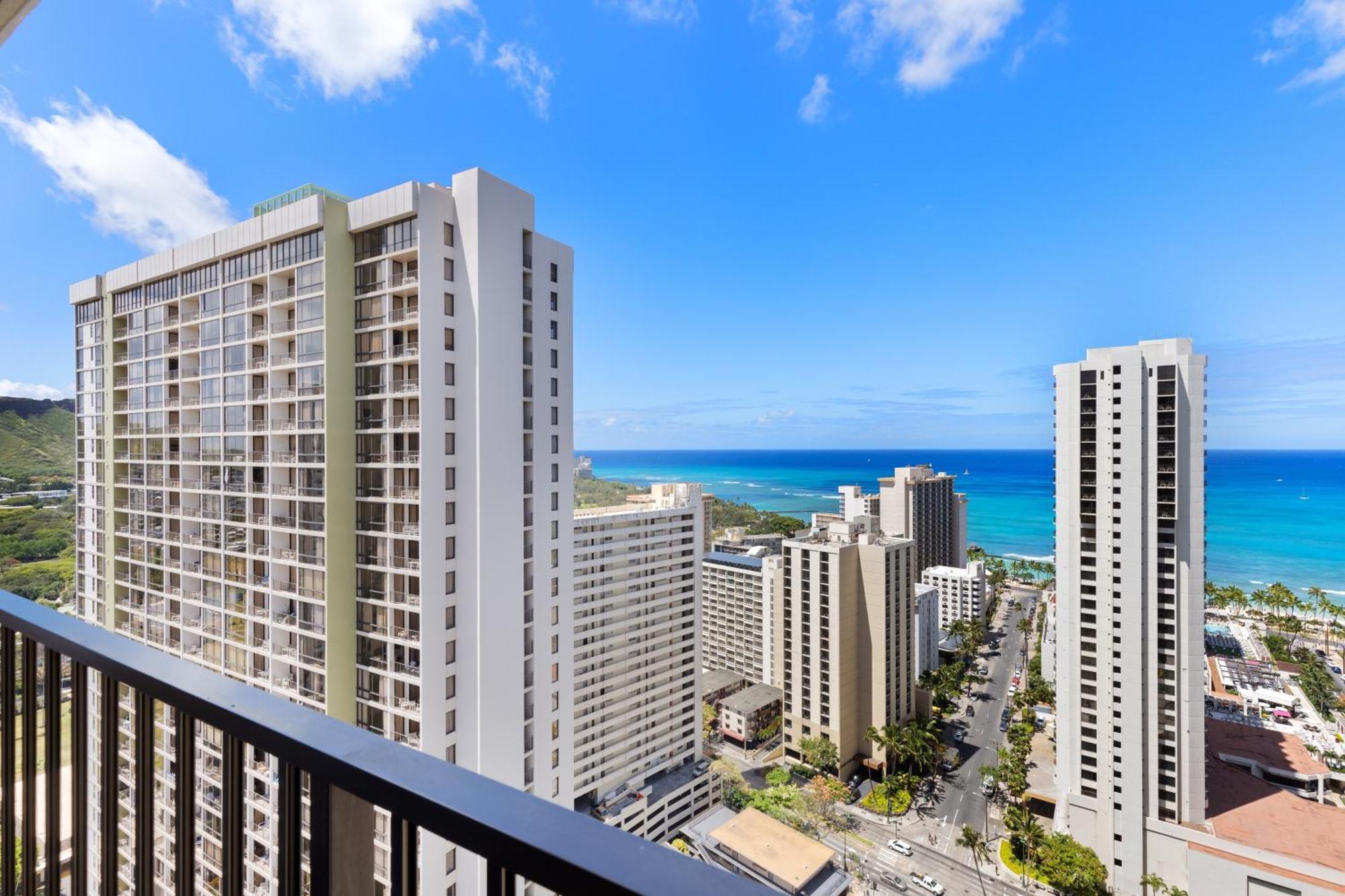 Beautifully Renovated 32nd Floor Deluxe Ocean View Waikiki Honolulu