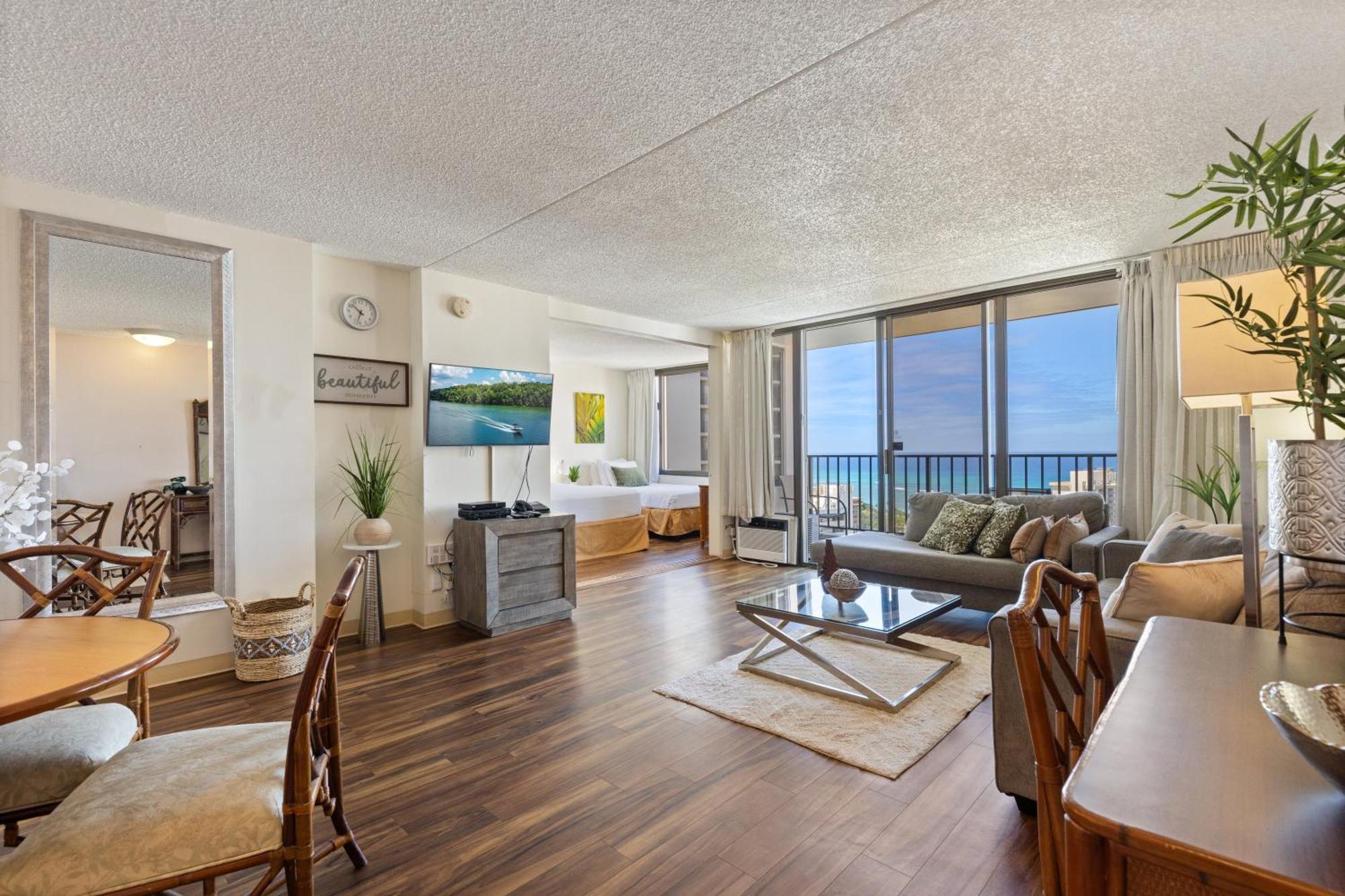 Beautifully Renovated 32nd Floor Deluxe Ocean View Waikiki * Honolulu