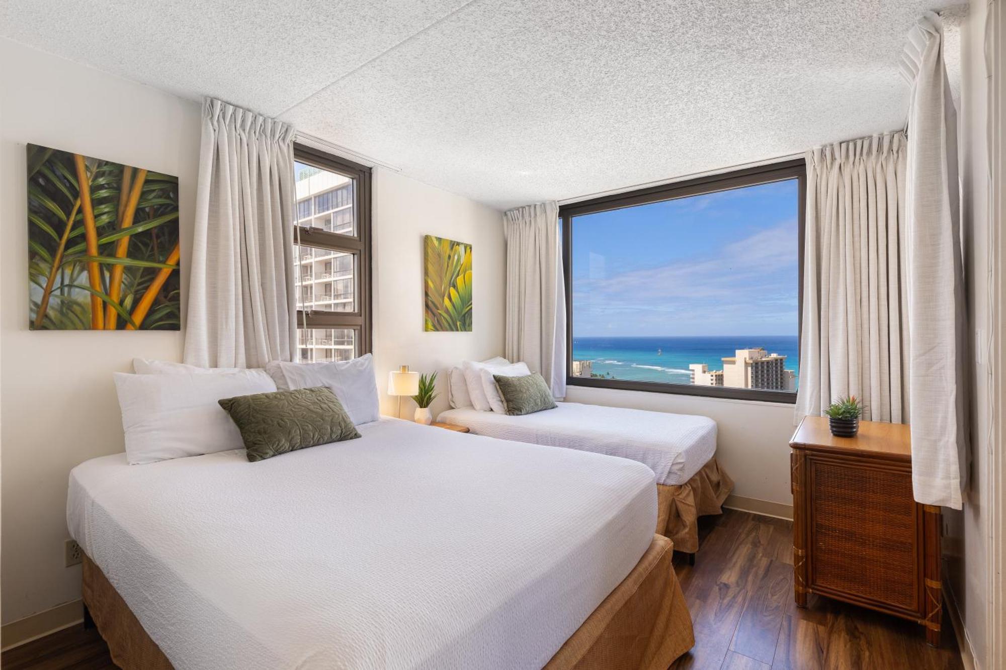 Beautifully Renovated 32nd Floor Deluxe Ocean View Waikiki Apartment