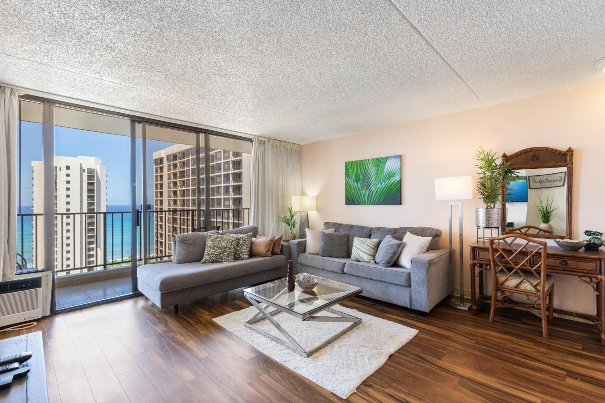Beautifully Renovated 32nd Floor Deluxe Ocean View Waikiki Apartment *