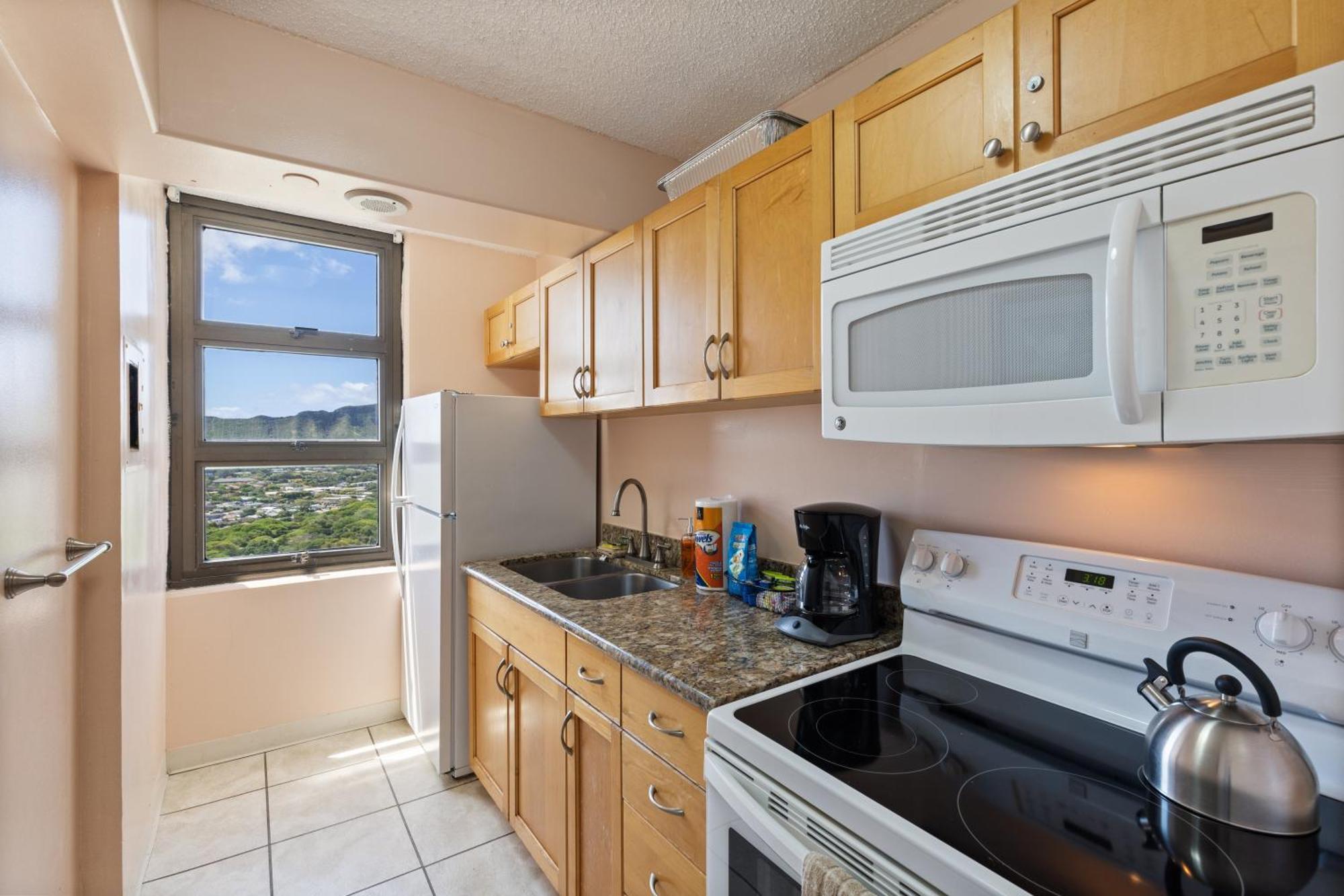 Beautifully Renovated 32nd Floor Deluxe Ocean View Waikiki Apartment Honolulu
