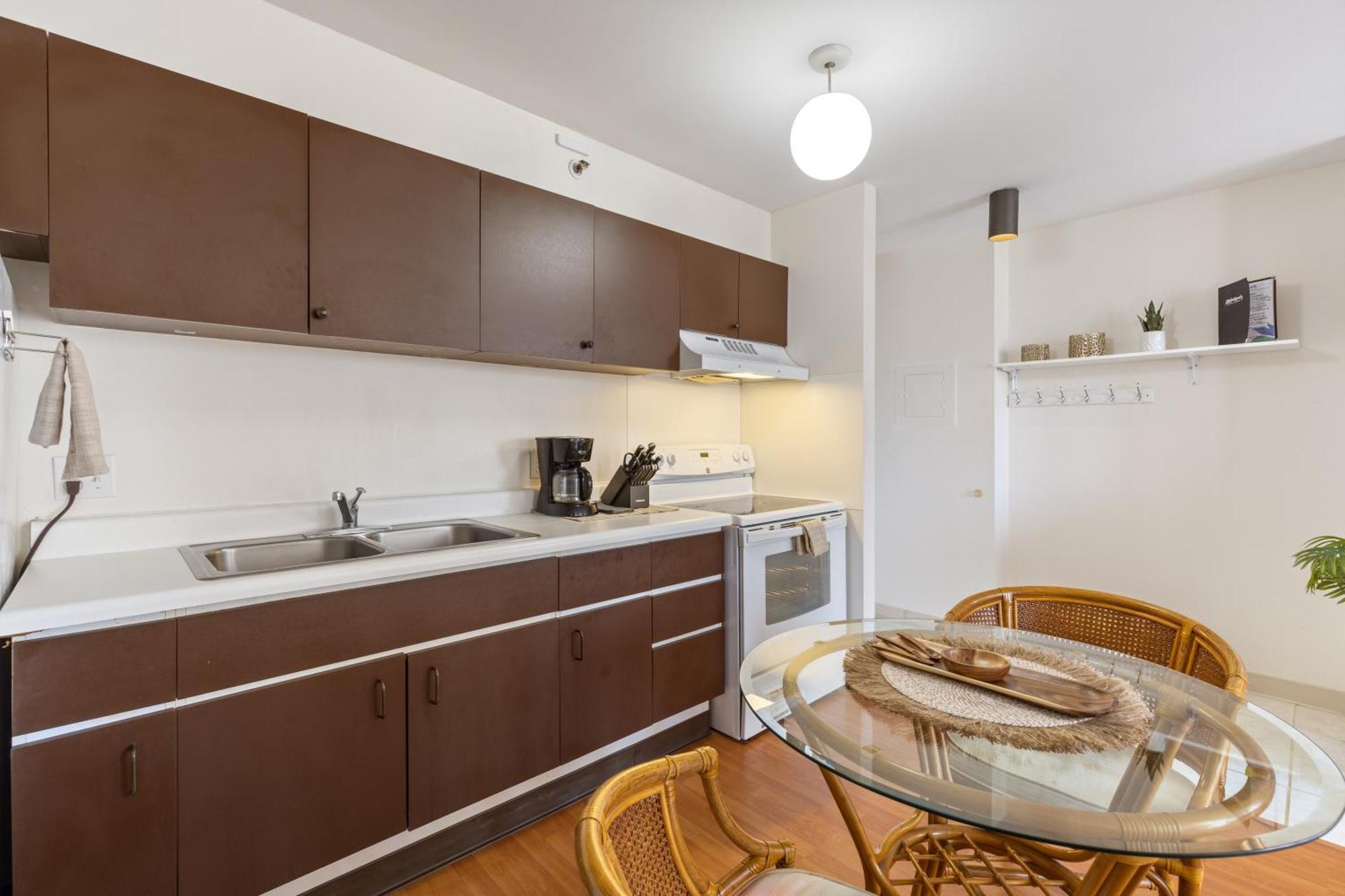 Breezy Waikiki 2 Blocks From The & Free Parking! Apartment Honolulu