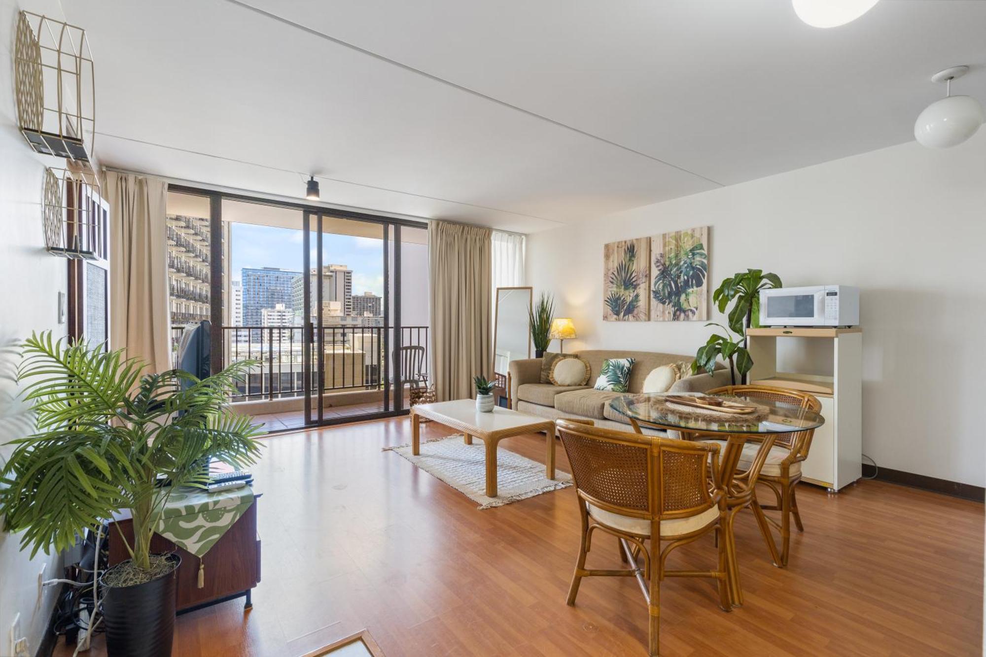Apartment Breezy Waikiki 2 Blocks From The & Free Parking! Honolulu