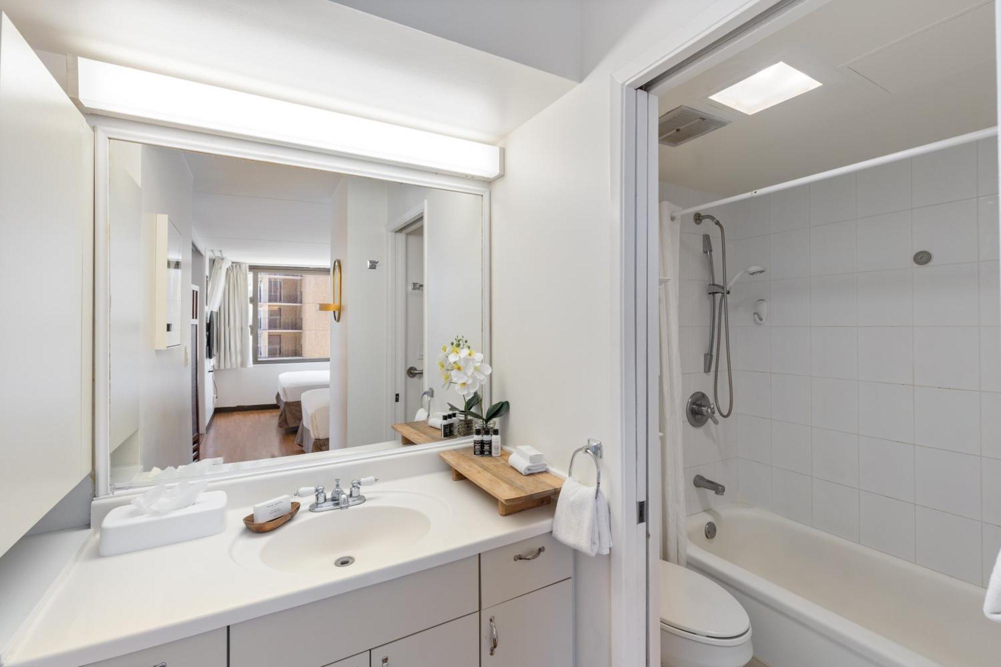 Breezy Waikiki 2 Blocks From The & Free Parking! Apartment