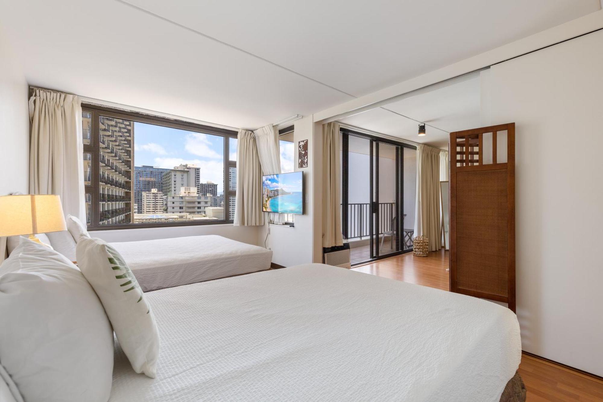Apartment Breezy Waikiki 2 Blocks From The & Free Parking! Honolulu