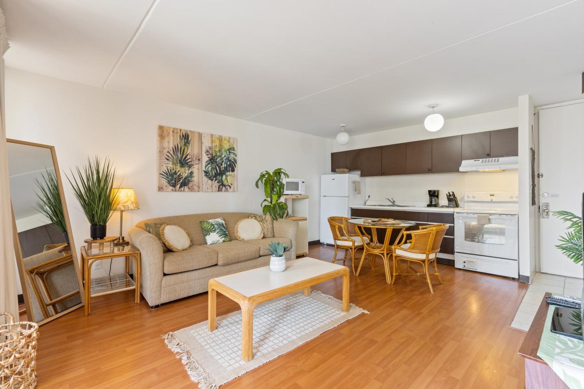 Breezy Waikiki 2 Blocks From The & Free Parking! Apartment *