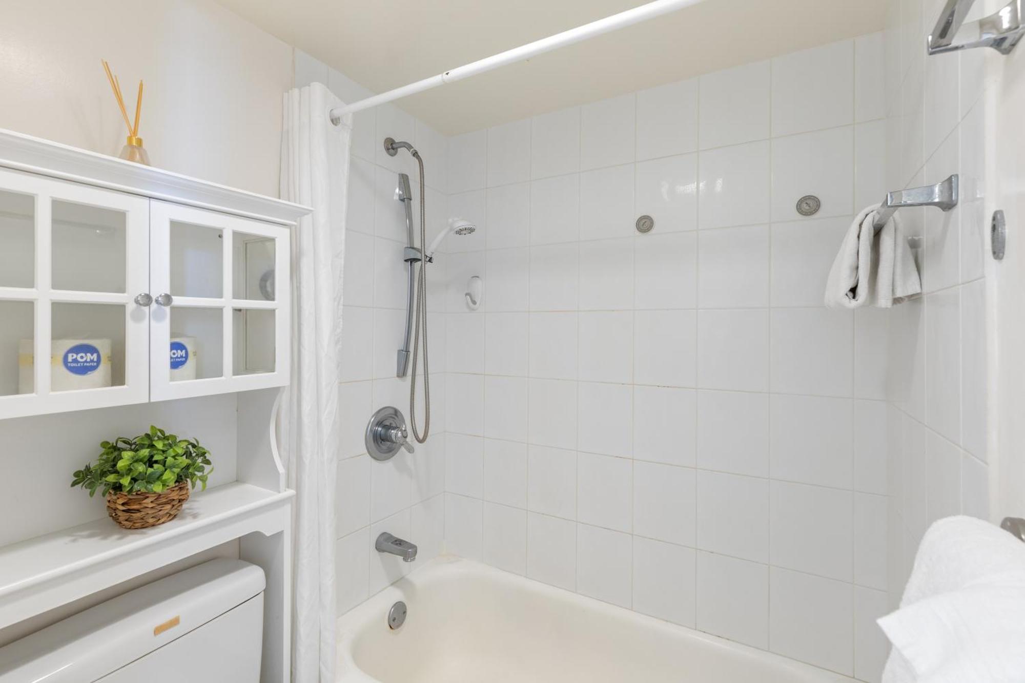 Apartment Breezy Waikiki 2 Blocks From The & Free Parking! *