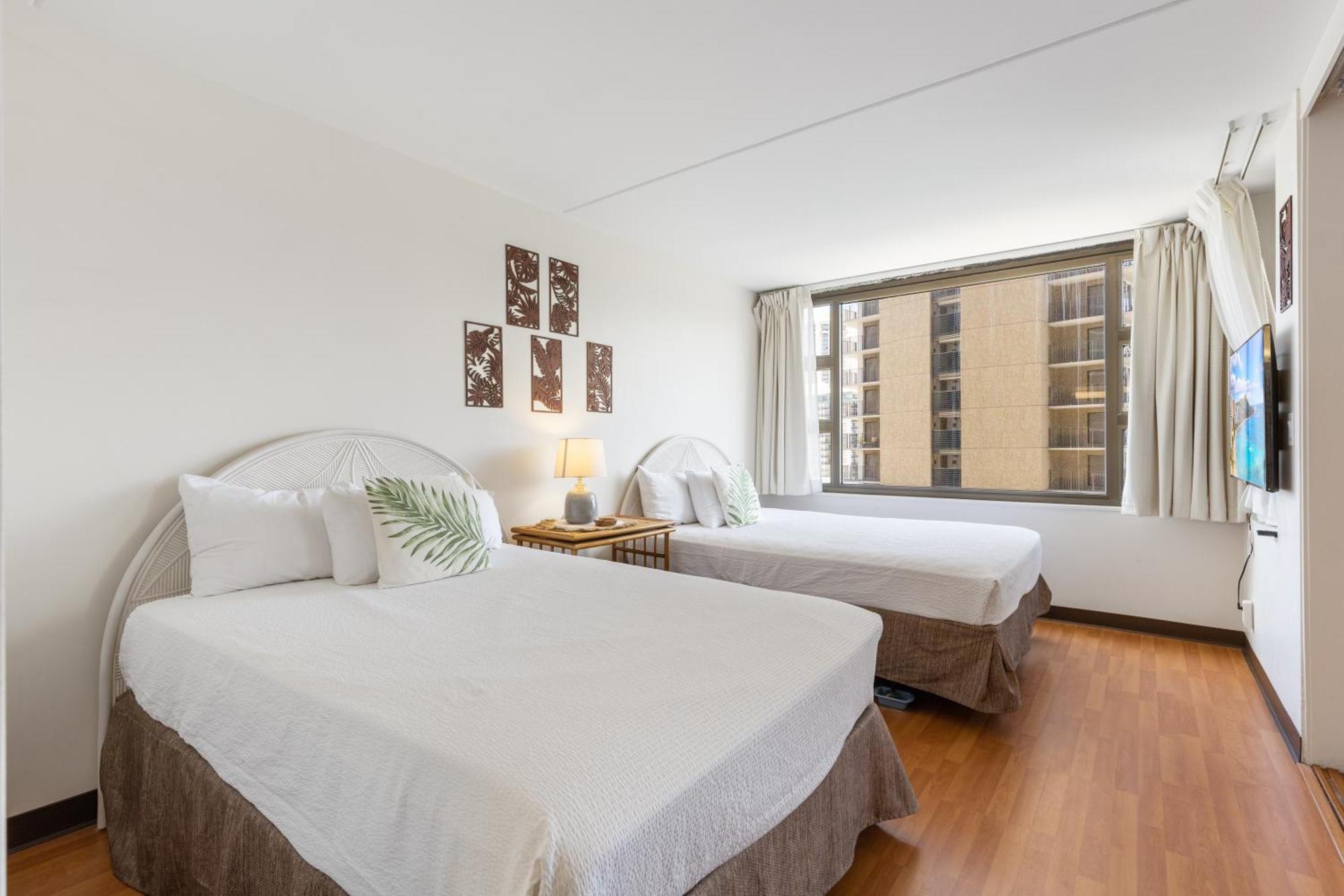 Breezy Waikiki 2 Blocks From The & Free Parking! *