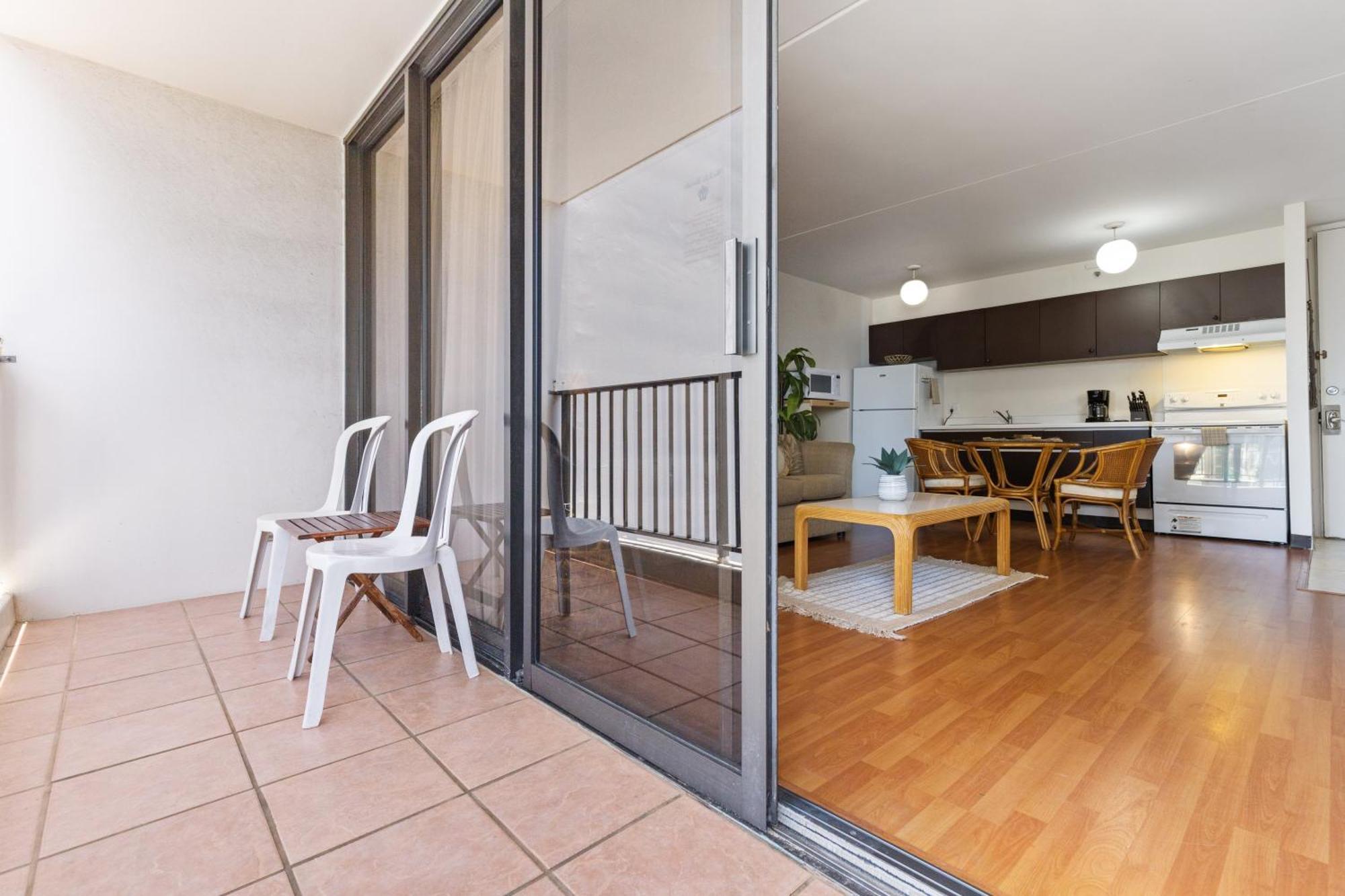 Breezy Waikiki 2 Blocks From The & Free Parking!