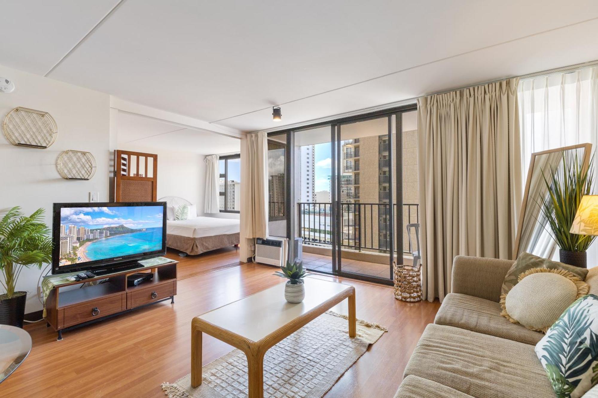 Breezy Waikiki 2 Blocks From The & Free Parking! Apartment