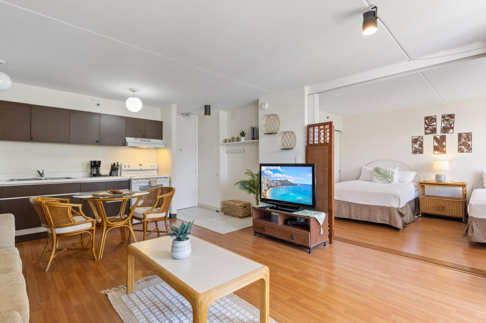 Apartment Breezy Waikiki 2 Blocks From The & Free Parking!