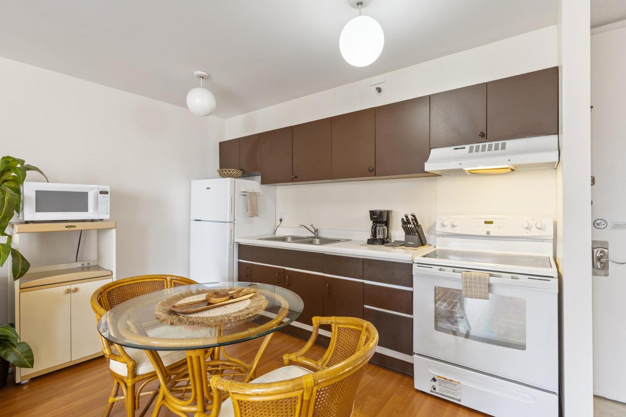 Apartment Breezy Waikiki 2 Blocks From The & Free Parking! *