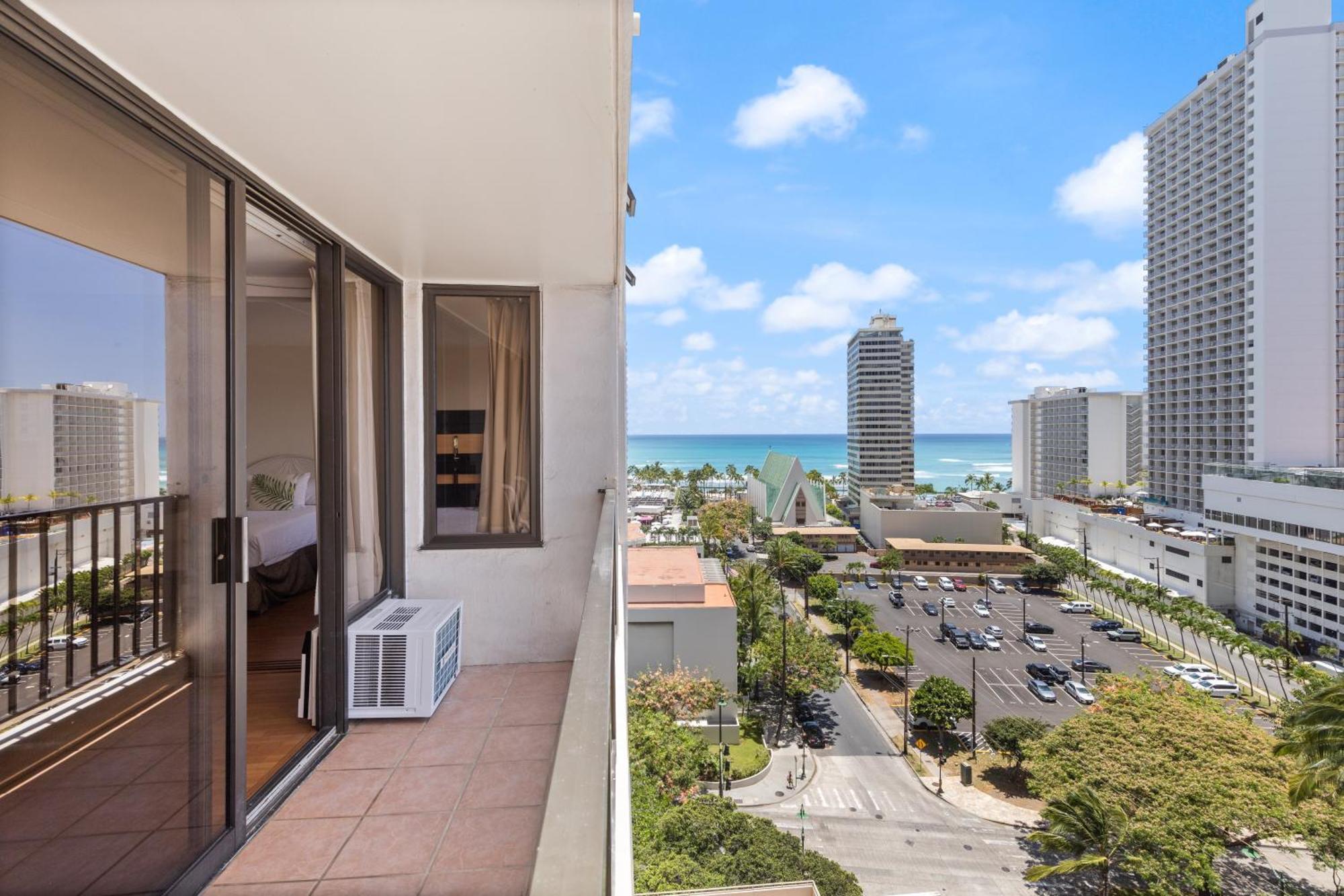 Breezy Waikiki 2 Blocks From The & Free Parking! *