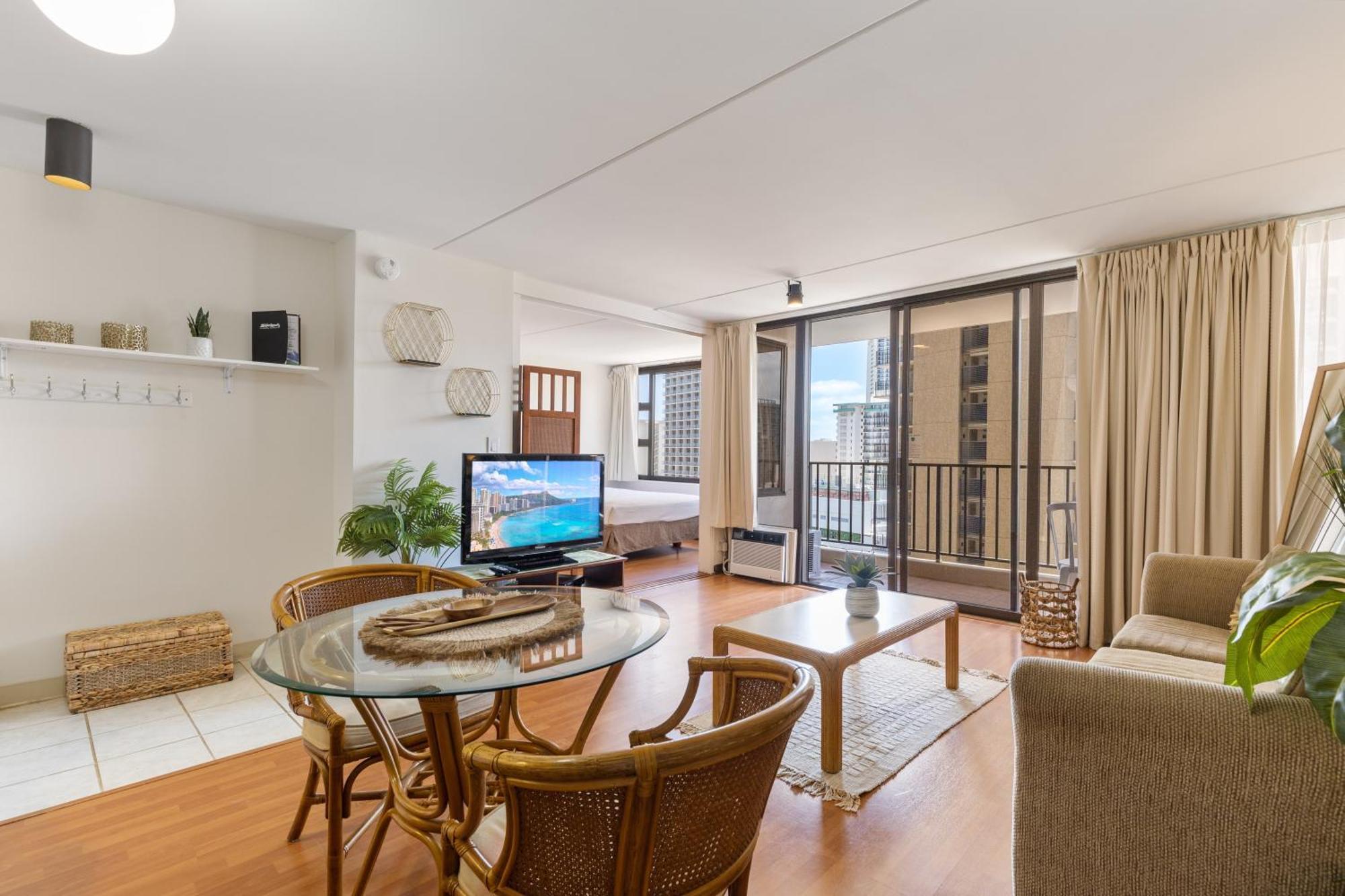 Breezy Waikiki 2 Blocks From The & Free Parking! Honolulu