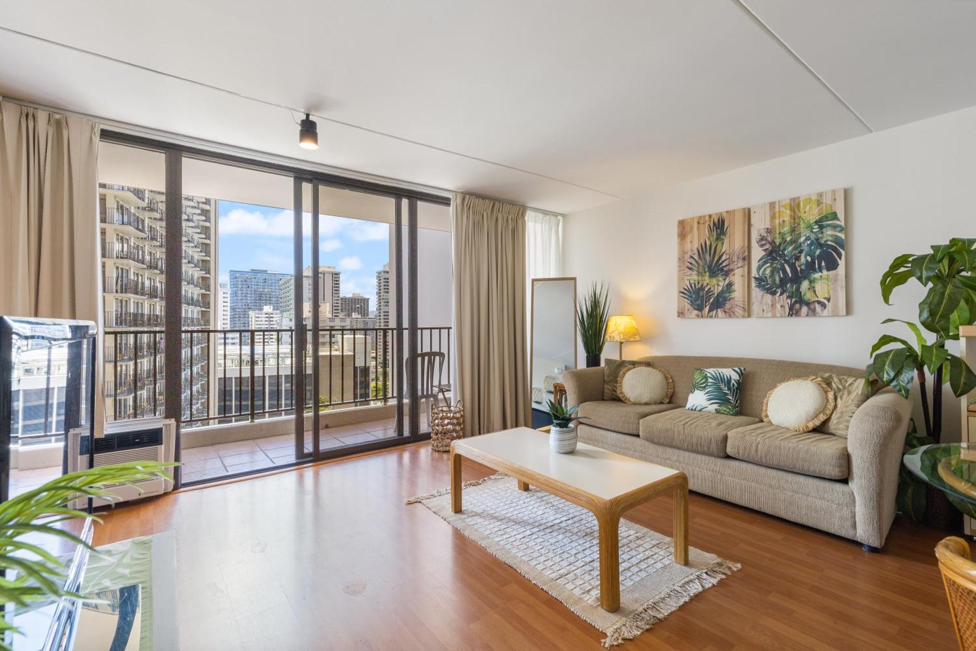 Breezy Waikiki 2 Blocks From The & Free Parking! Apartment *