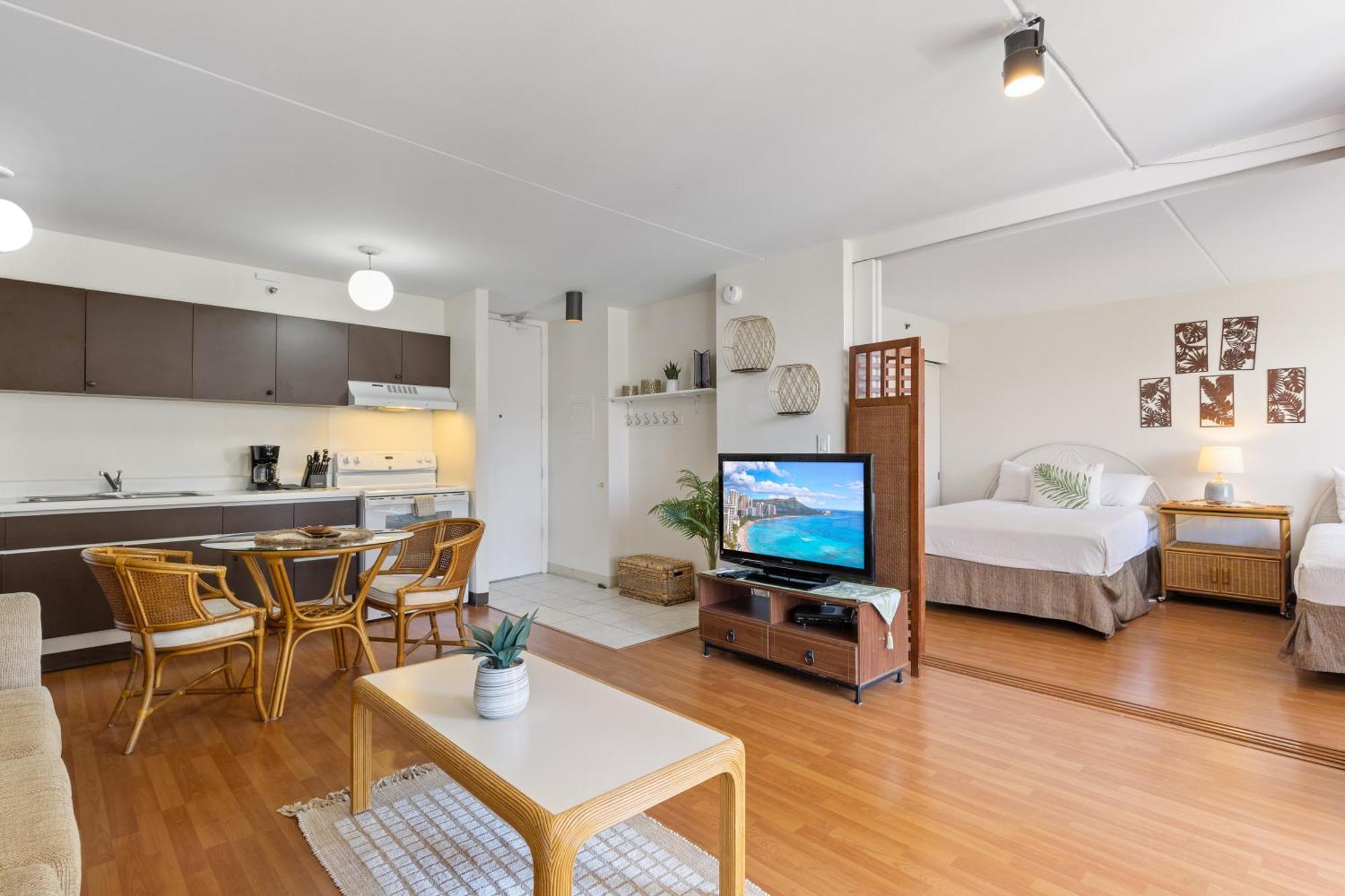 Breezy Waikiki 2 Blocks From The & Free Parking! Apartment Honolulu