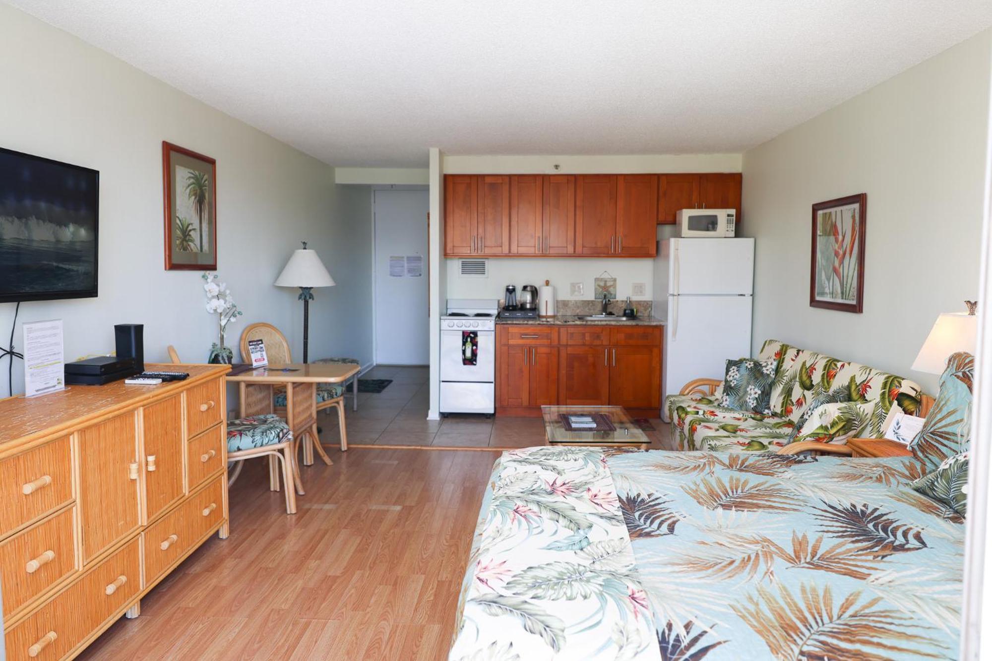 Tropical At Marine Surf Waikiki: Beachfront Oasis With Full Kitchen Apartment Honolulu
