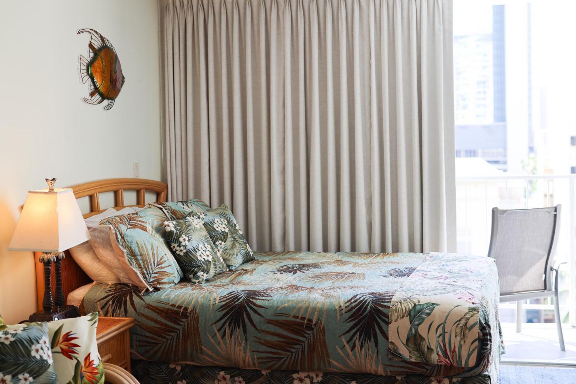 Tropical At Marine Surf Waikiki: Beachfront Oasis With Full Kitchen Honolulu