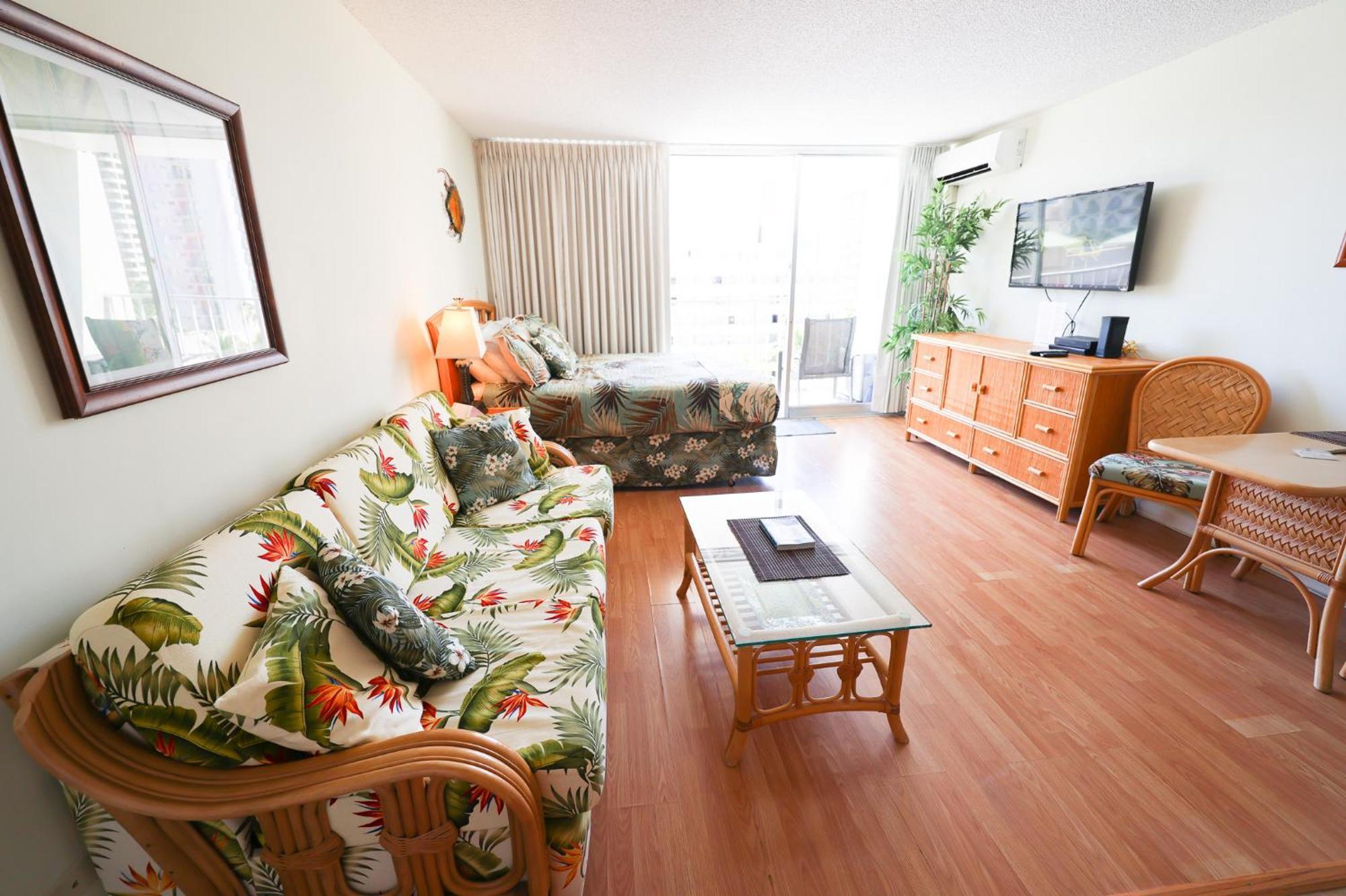 Apartment Tropical At Marine Surf Waikiki: Beachfront Oasis With Full Kitchen