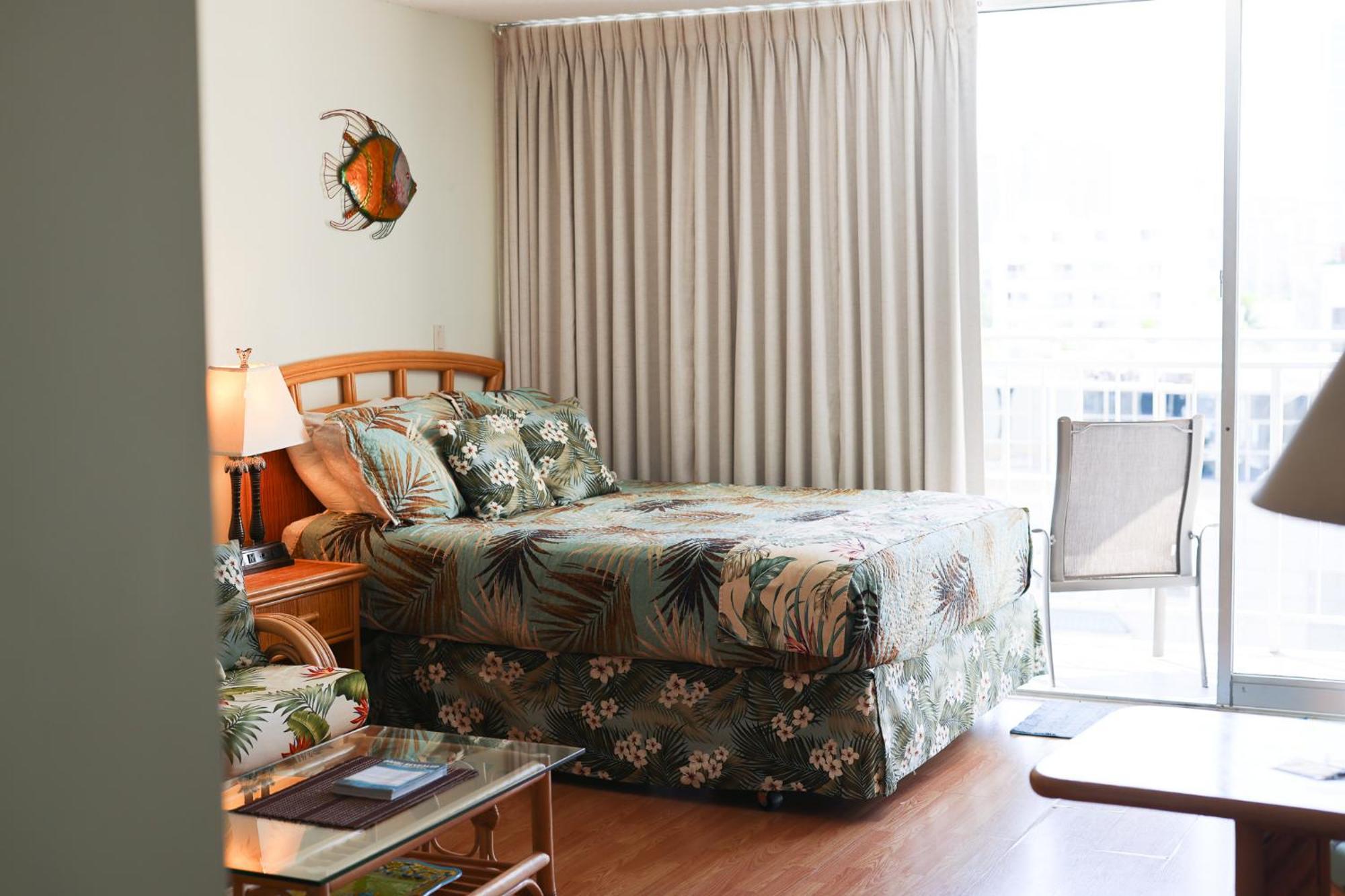 Tropical At Marine Surf Waikiki: Beachfront Oasis With Full Kitchen Apartment *