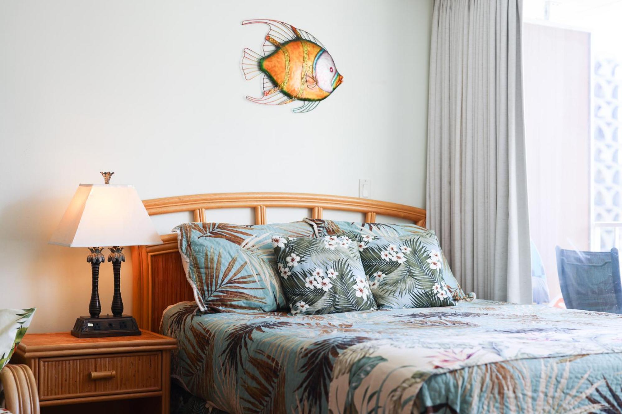 Apartment Tropical At Marine Surf Waikiki: Beachfront Oasis With Full Kitchen *
