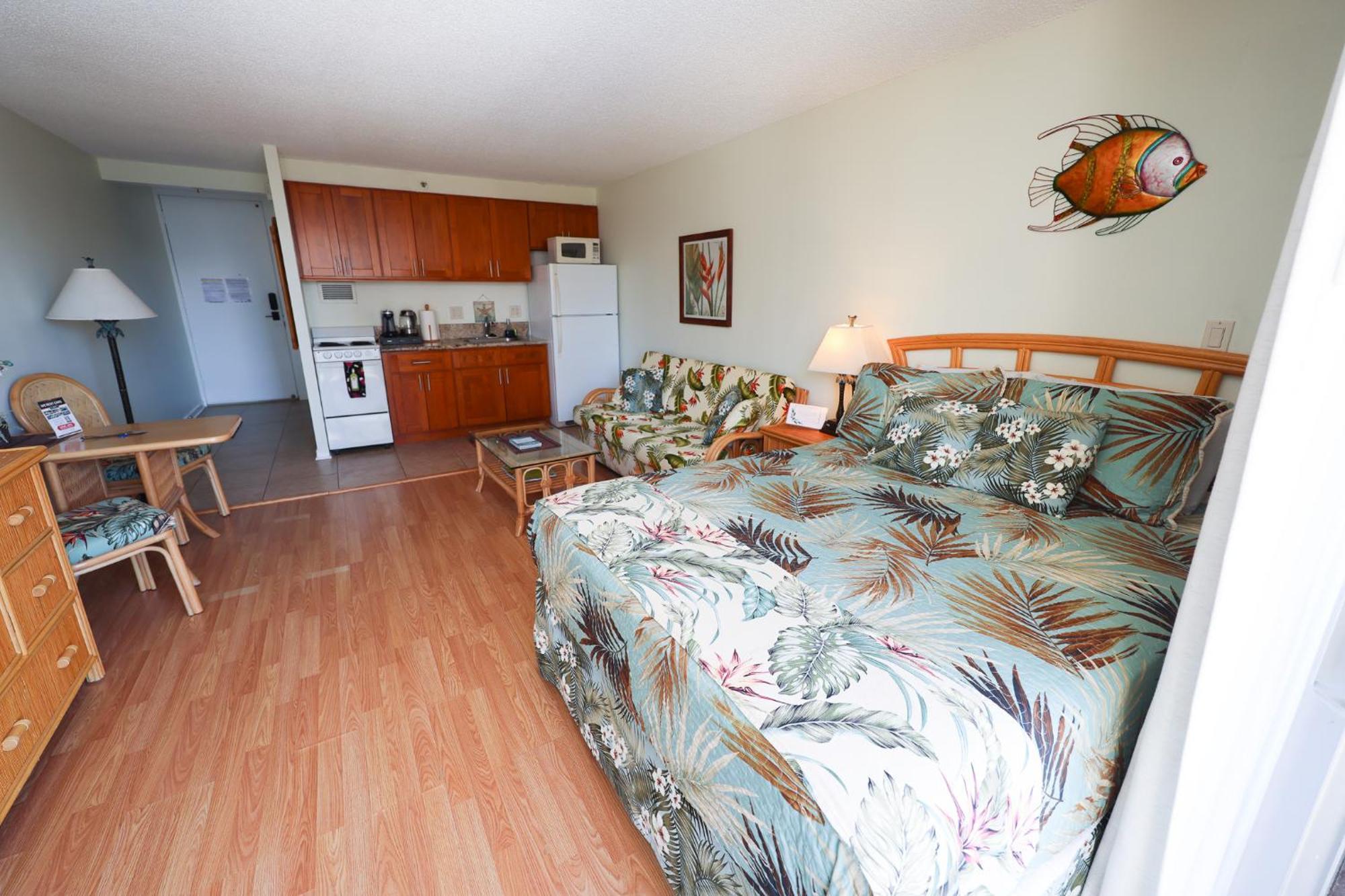 Tropical At Marine Surf Waikiki: Beachfront Oasis With Full Kitchen Apartment Honolulu