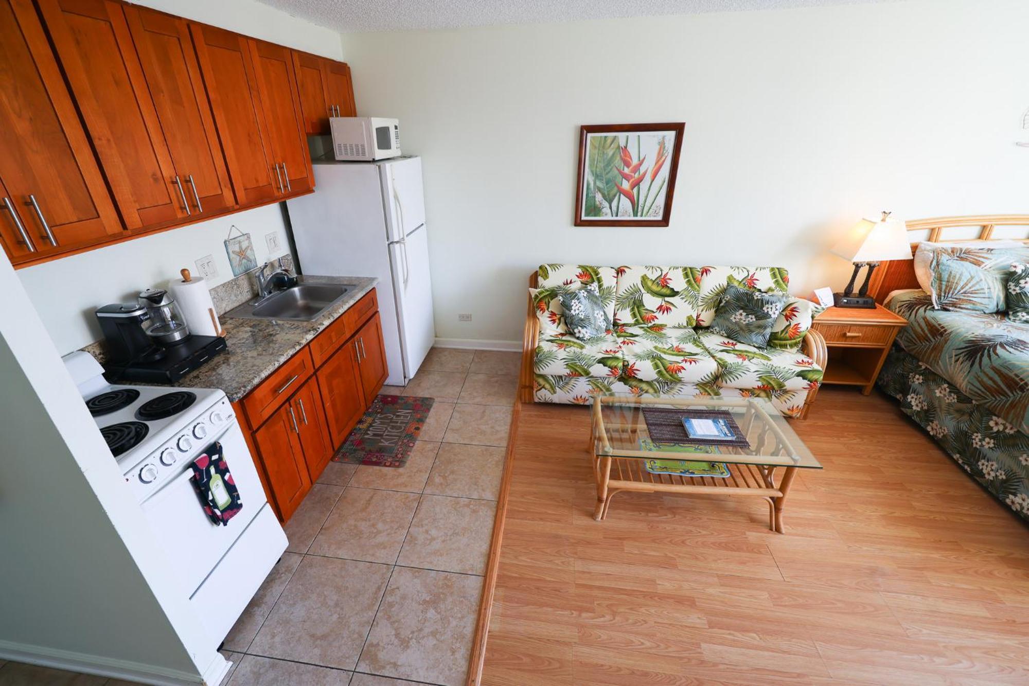 Apartment Tropical At Marine Surf Waikiki: Beachfront Oasis With Full Kitchen Honolulu