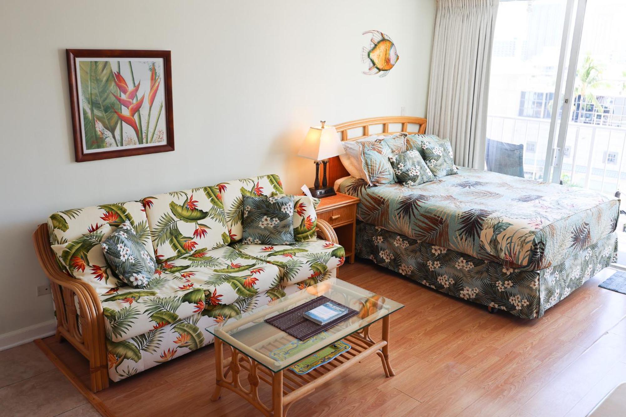Tropical At Marine Surf Waikiki: Beachfront Oasis With Full Kitchen *