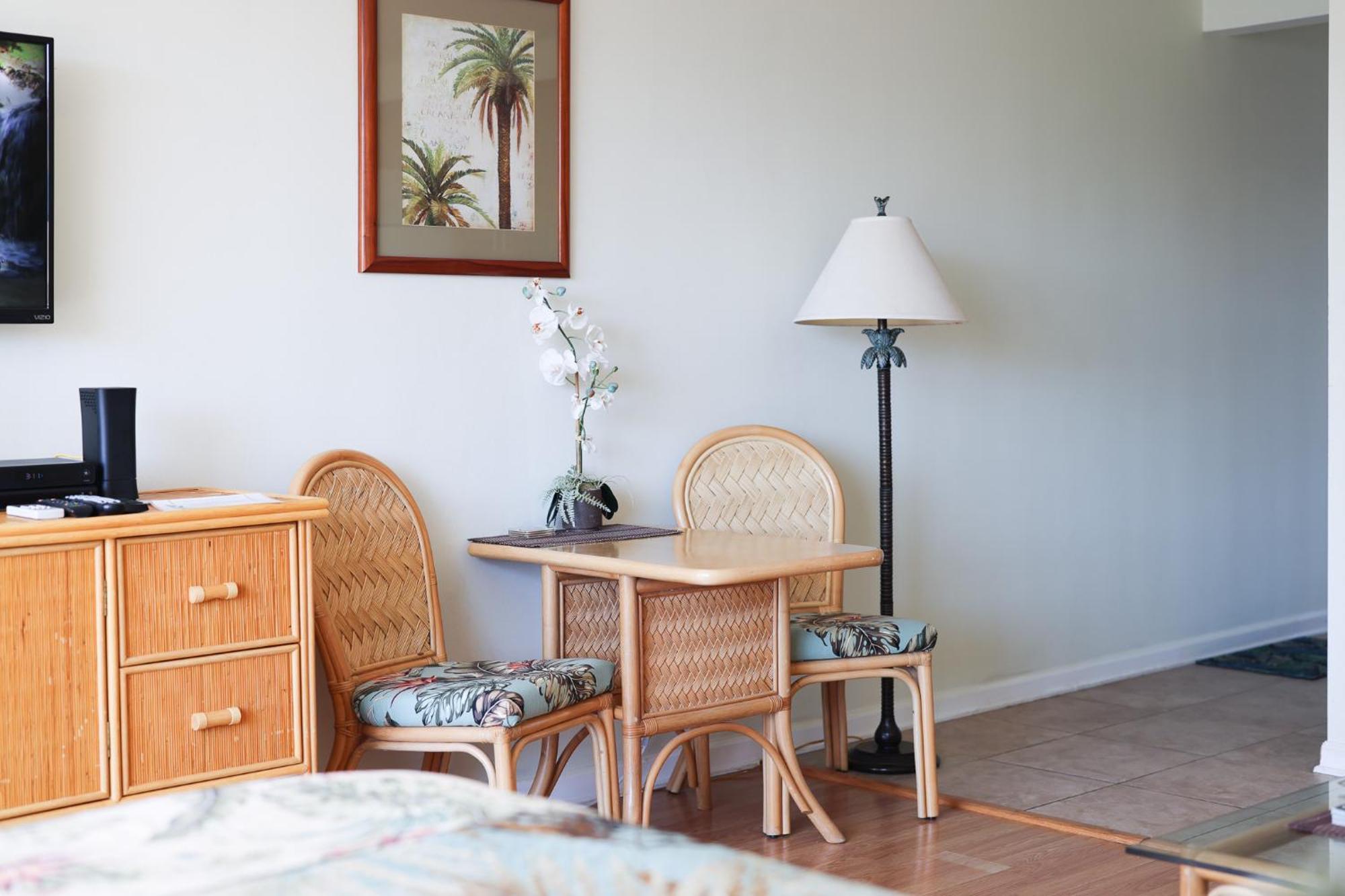 Tropical At Marine Surf Waikiki: Beachfront Oasis With Full Kitchen * Honolulu