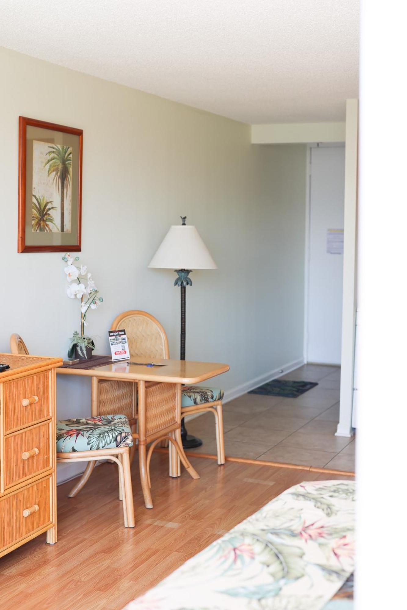 Apartment Tropical At Marine Surf Waikiki: Beachfront Oasis With Full Kitchen Honolulu