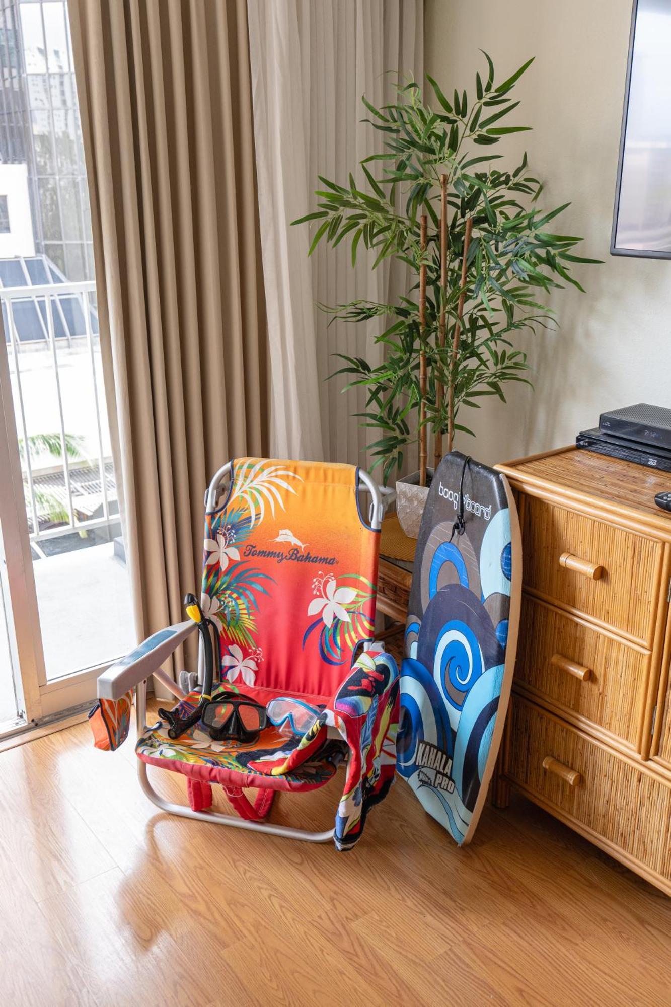 Apartment Tropical At Marine Surf Waikiki: Beachfront Oasis With Full Kitchen