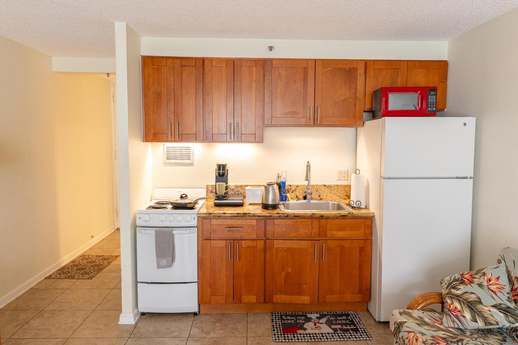 Apartment Tropical At Marine Surf Waikiki: Beachfront Oasis With Full Kitchen *