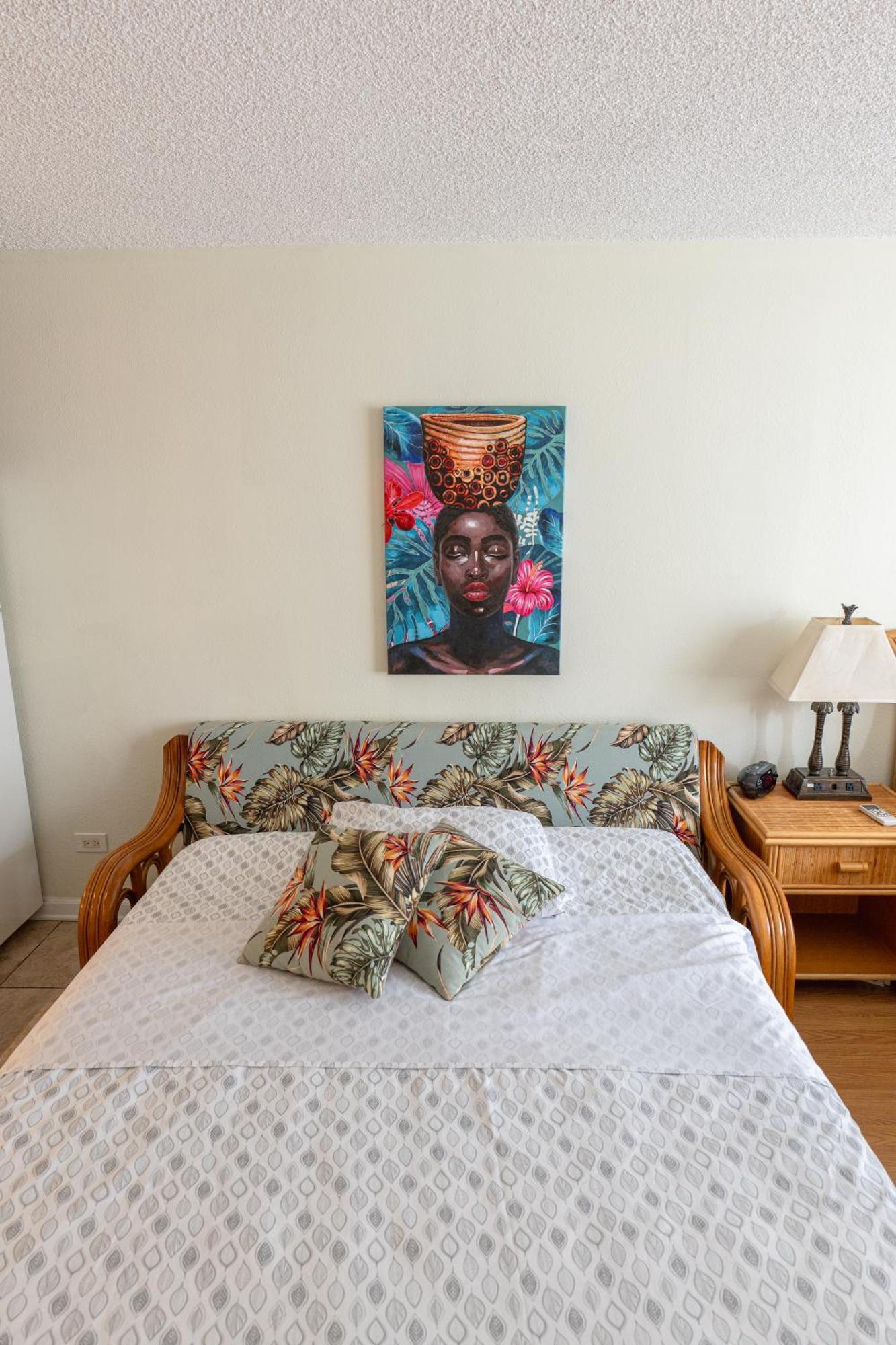 Apartment Tropical At Marine Surf Waikiki: Beachfront Oasis With Full Kitchen Honolulu