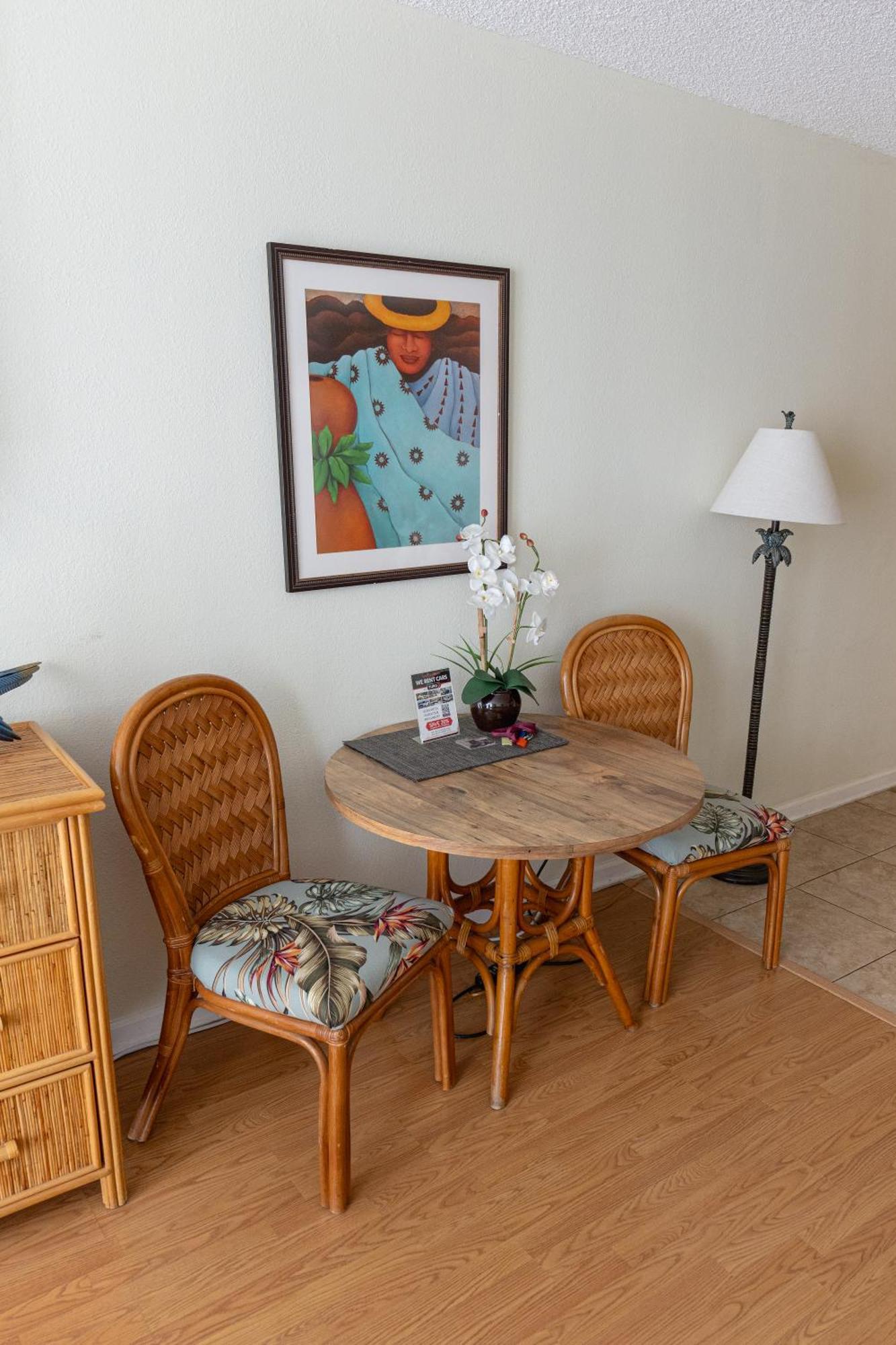 Tropical At Marine Surf Waikiki: Beachfront Oasis With Full Kitchen Honolulu