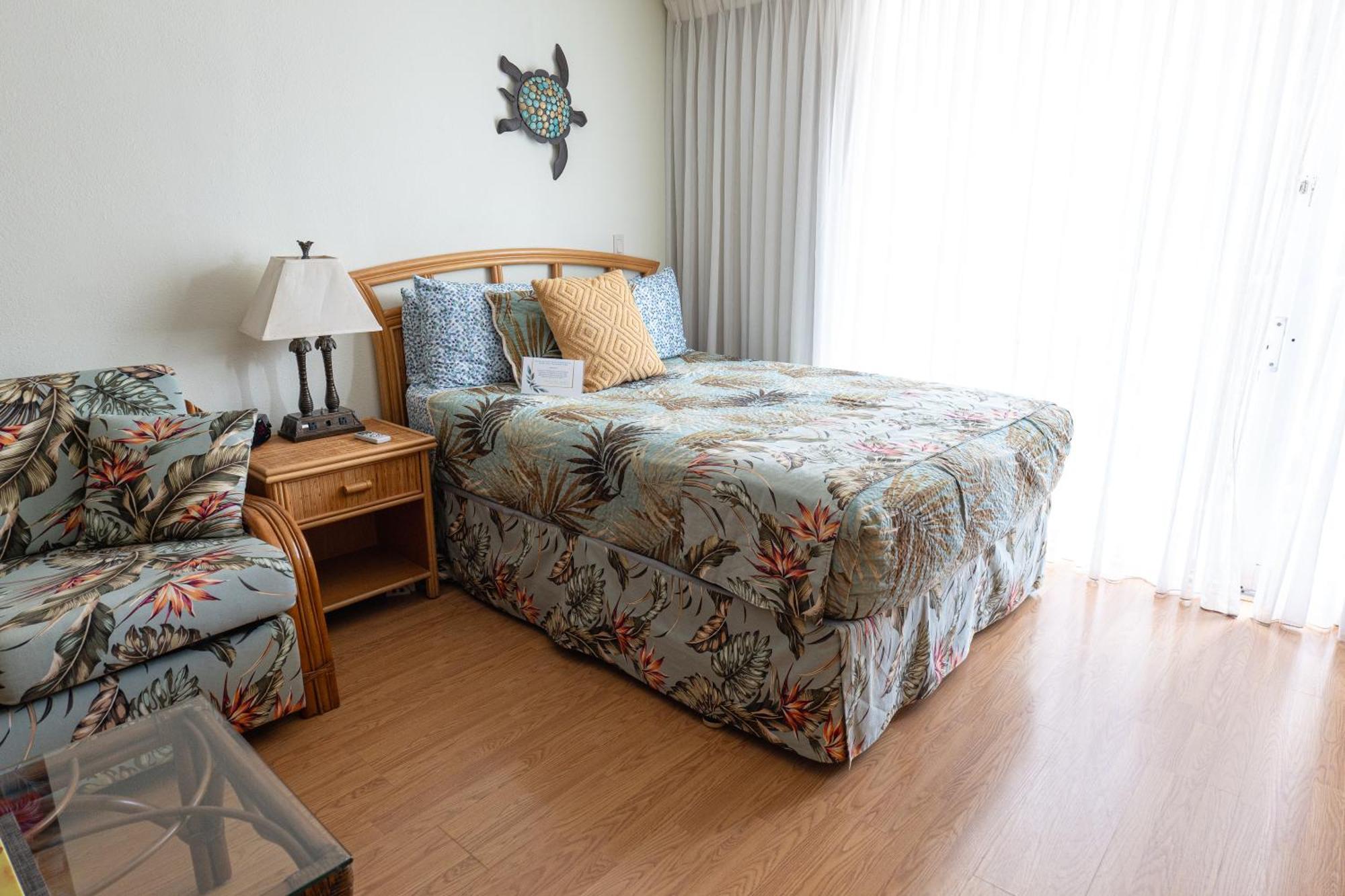Tropical At Marine Surf Waikiki: Beachfront Oasis With Full Kitchen Apartment *
