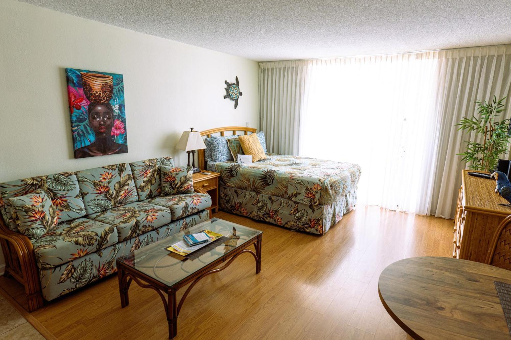 Tropical At Marine Surf Waikiki: Beachfront Oasis With Full Kitchen * Honolulu
