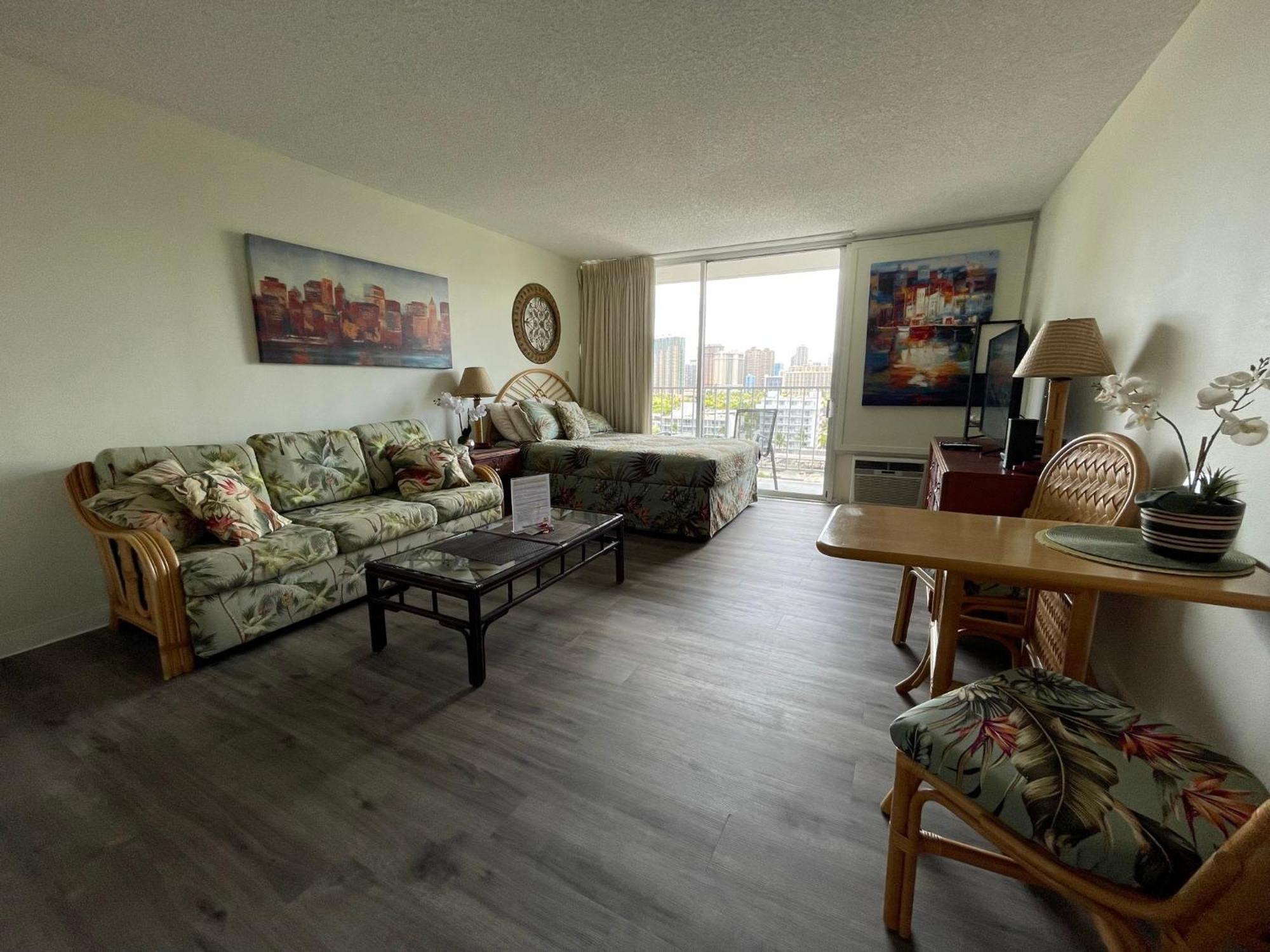 Tropical At Marine Surf Waikiki: Beachfront Oasis With Full Kitchen * Honolulu