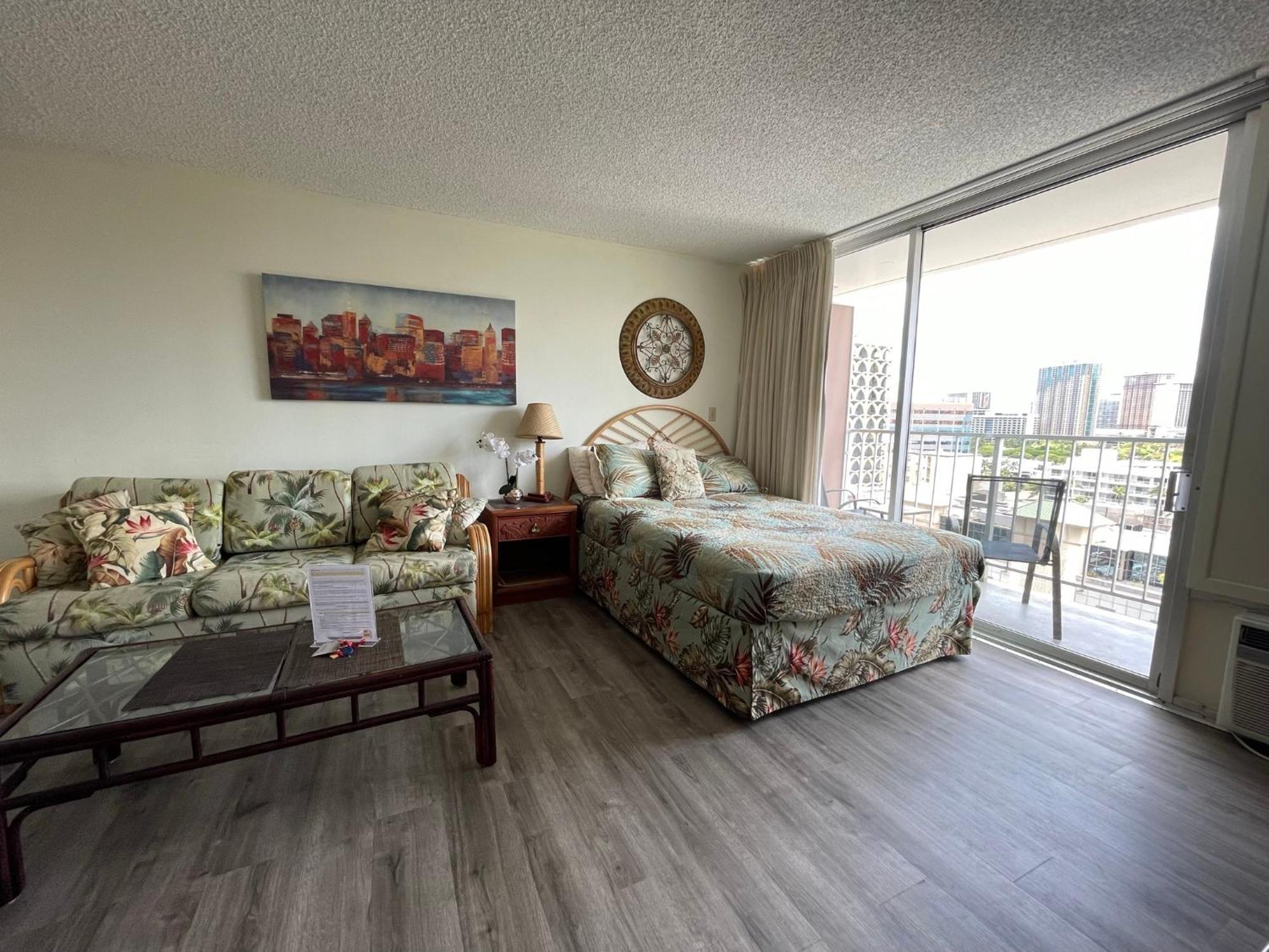 Tropical At Marine Surf Waikiki: Beachfront Oasis With Full Kitchen Apartment *