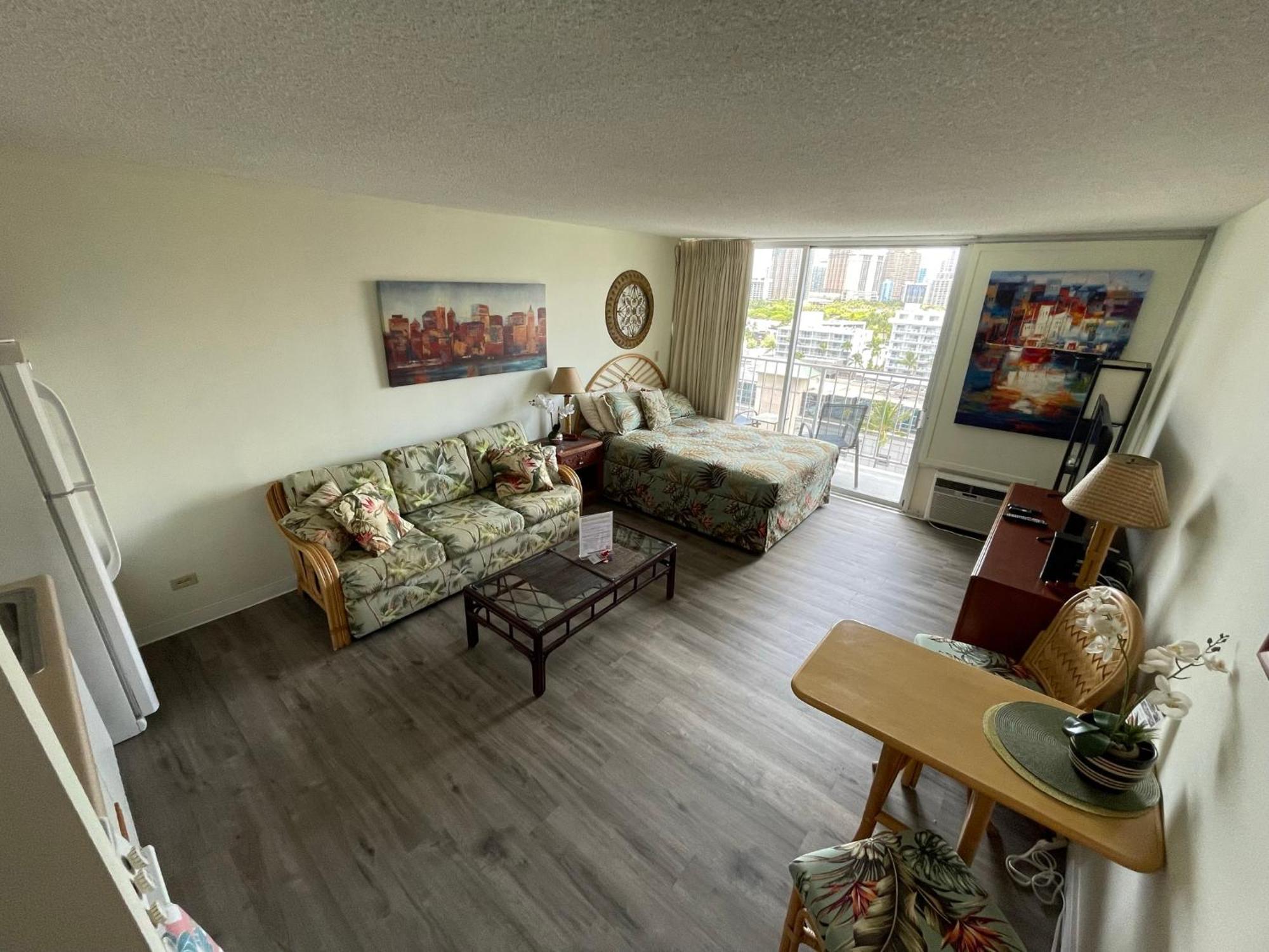 Apartment Tropical At Marine Surf Waikiki: Beachfront Oasis With Full Kitchen *