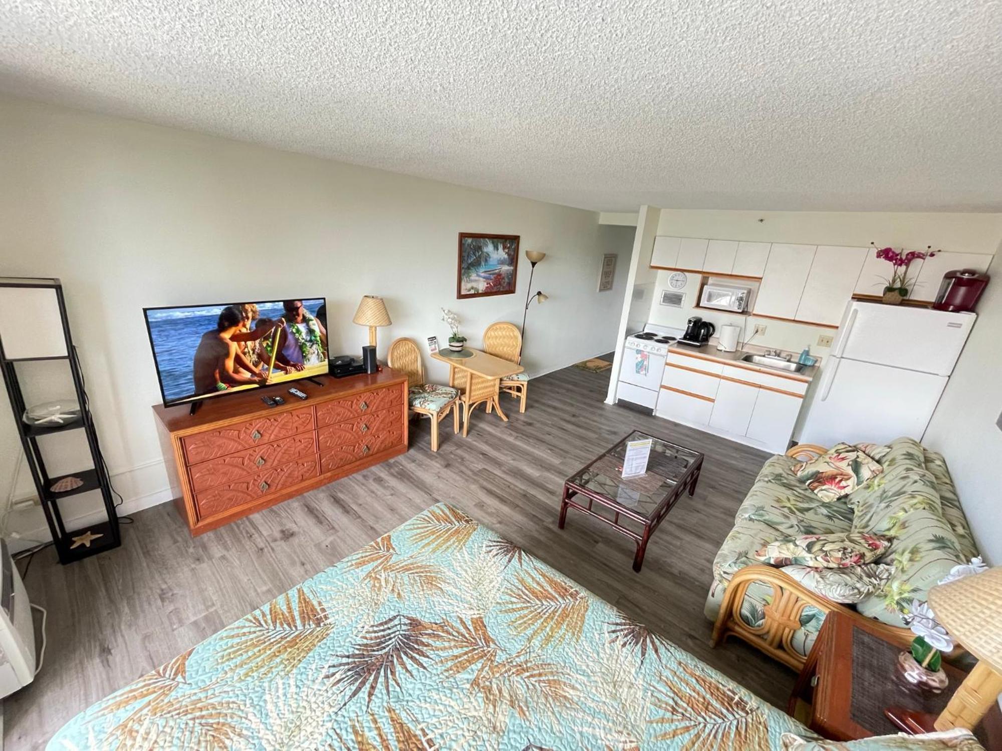 Tropical At Marine Surf Waikiki: Beachfront Oasis With Full Kitchen Apartment Honolulu