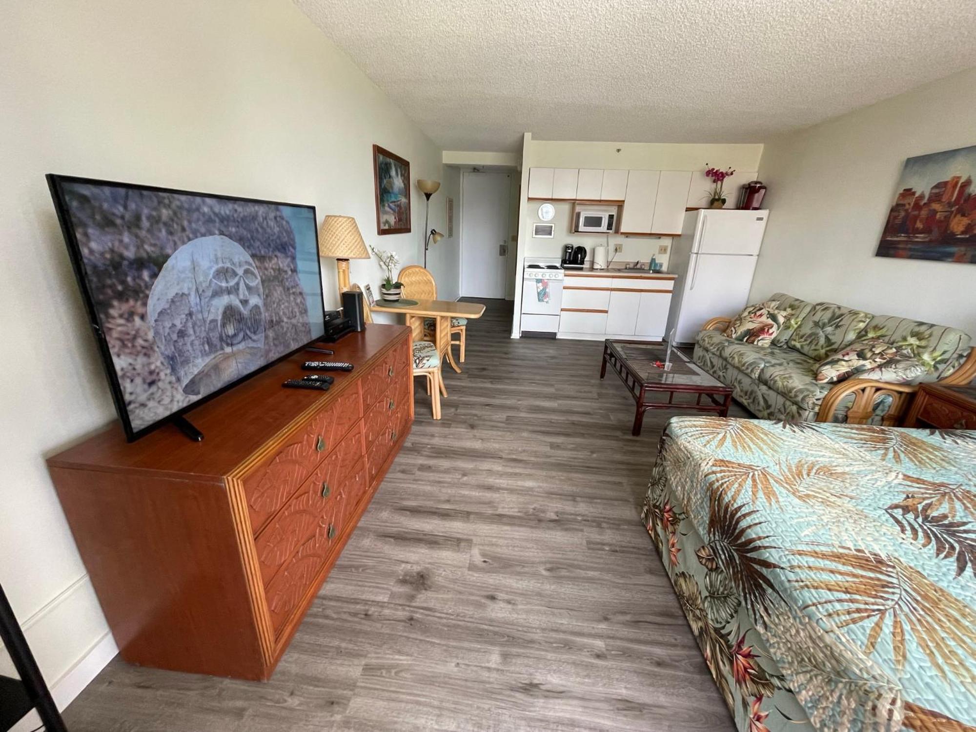 Apartment Tropical At Marine Surf Waikiki: Beachfront Oasis With Full Kitchen Honolulu