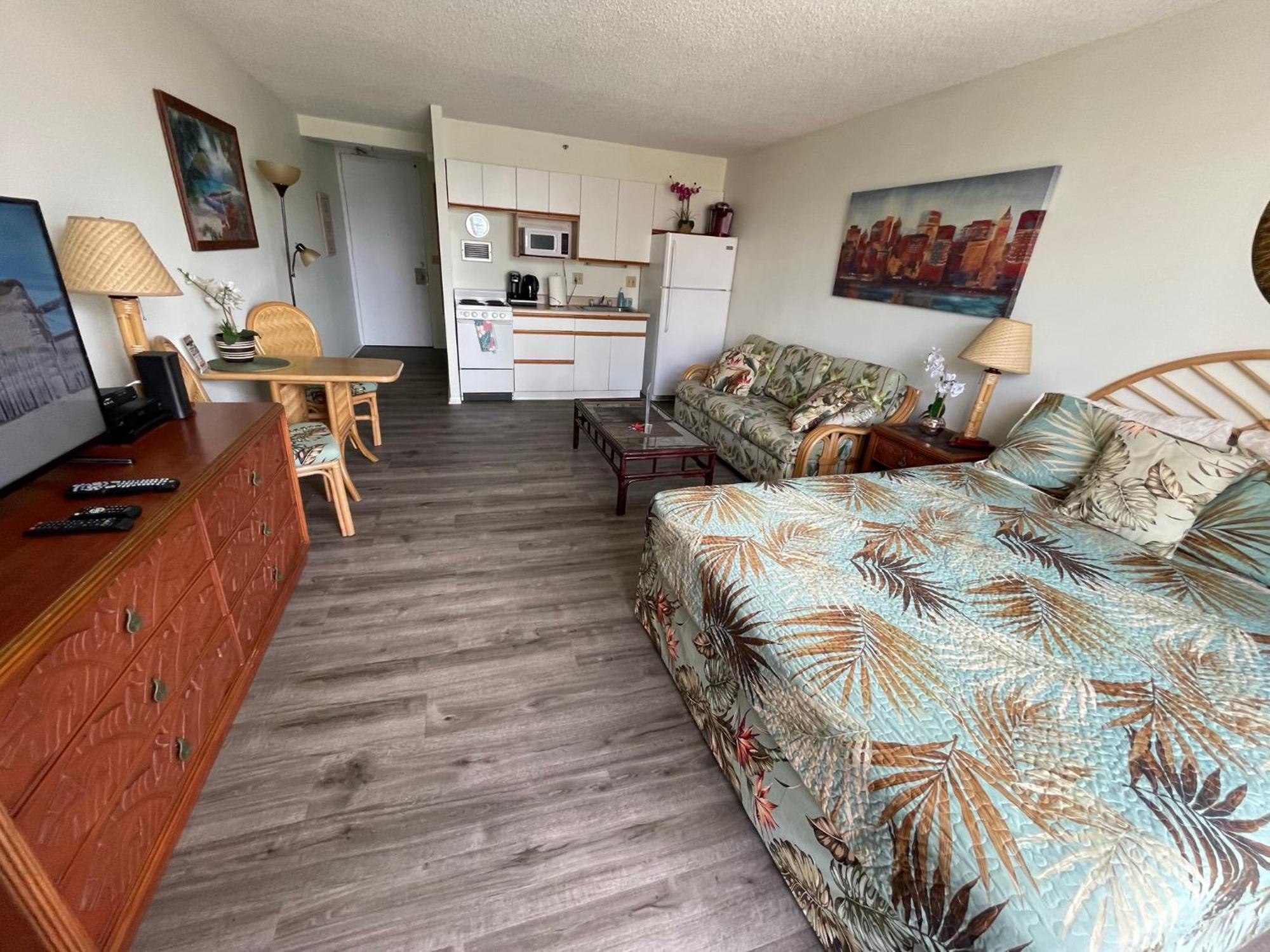 Tropical At Marine Surf Waikiki: Beachfront Oasis With Full Kitchen *