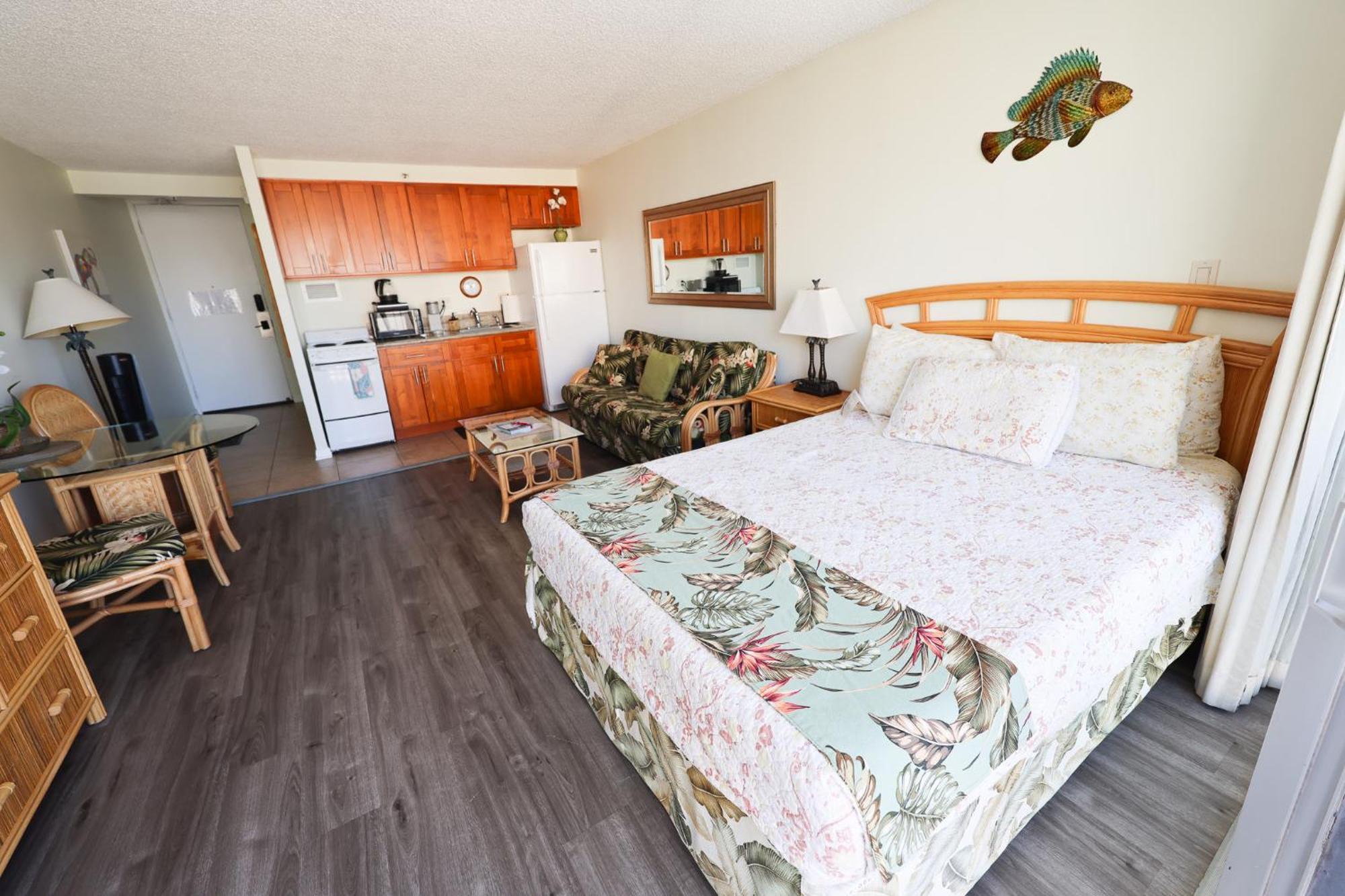 Apartment Tropical At Marine Surf Waikiki: Beachfront Oasis With Full Kitchen