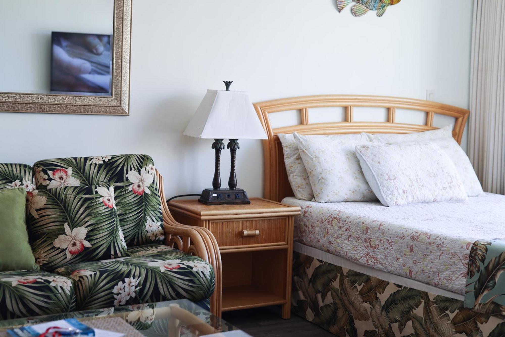 Tropical At Marine Surf Waikiki: Beachfront Oasis With Full Kitchen Apartment *