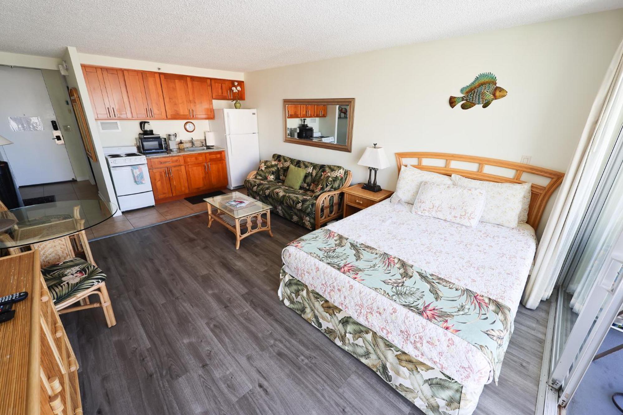 Tropical At Marine Surf Waikiki: Beachfront Oasis With Full Kitchen Apartment