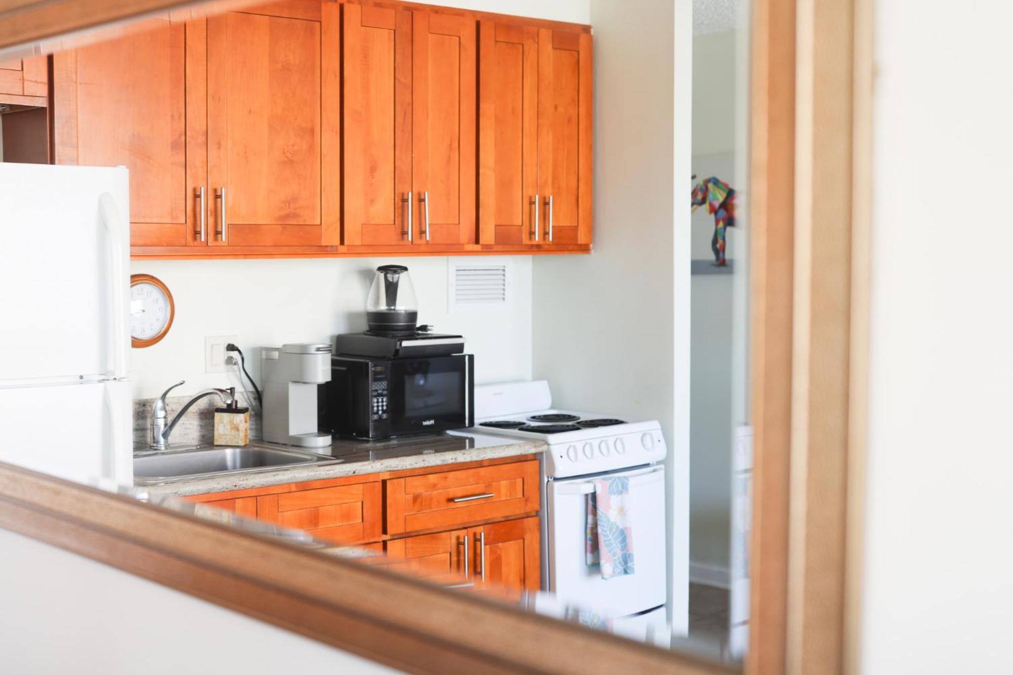 Apartment Tropical At Marine Surf Waikiki: Beachfront Oasis With Full Kitchen Honolulu