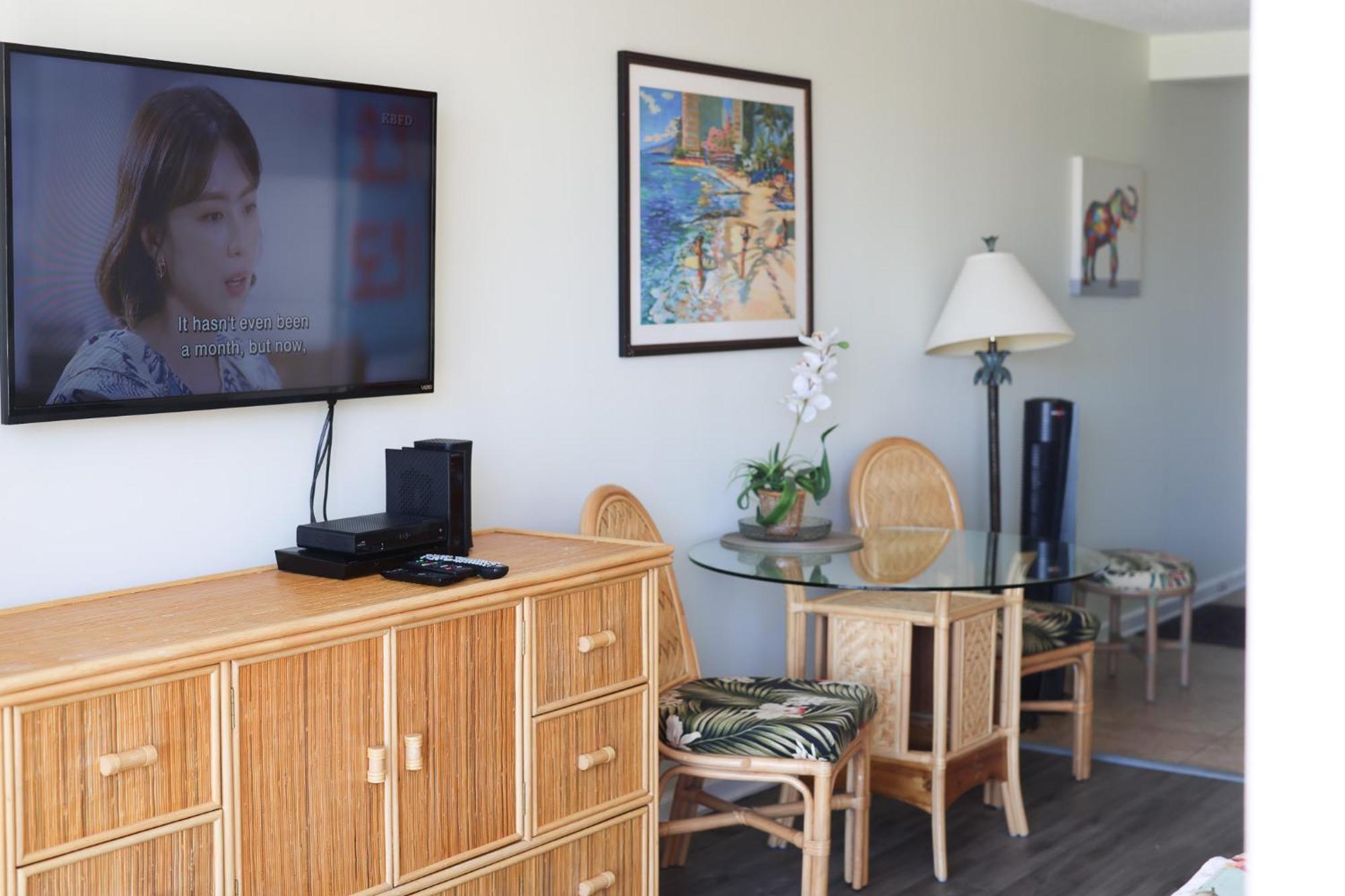 Tropical At Marine Surf Waikiki: Beachfront Oasis With Full Kitchen *